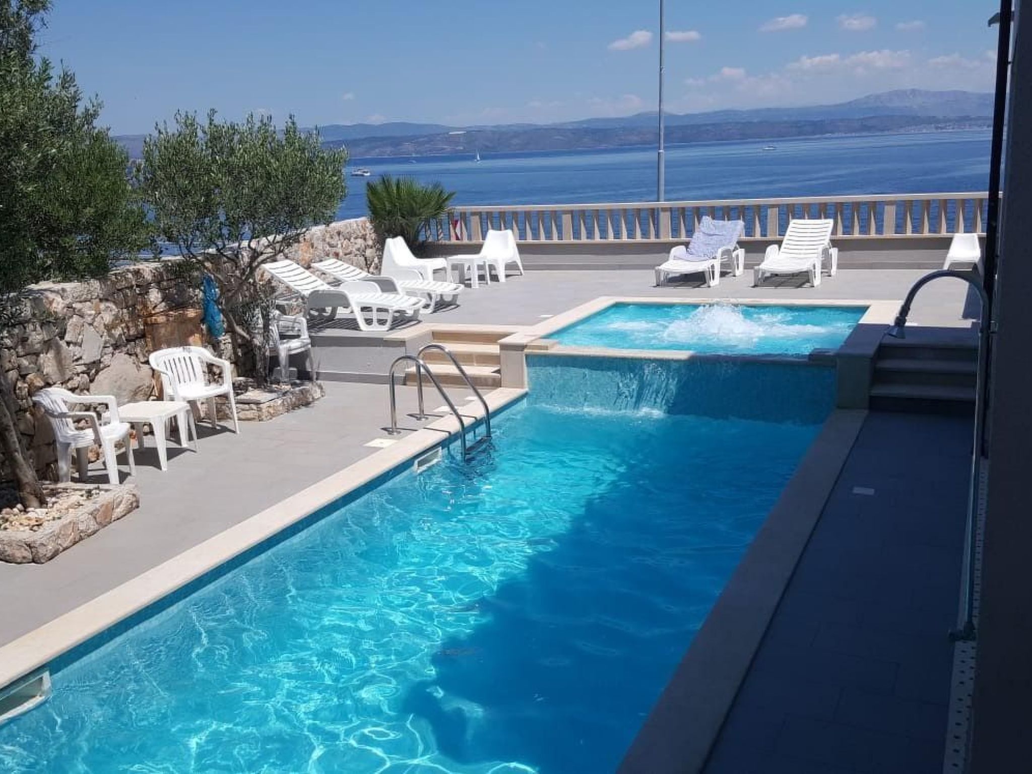 Mit beheiztem Außenpool-Dedans