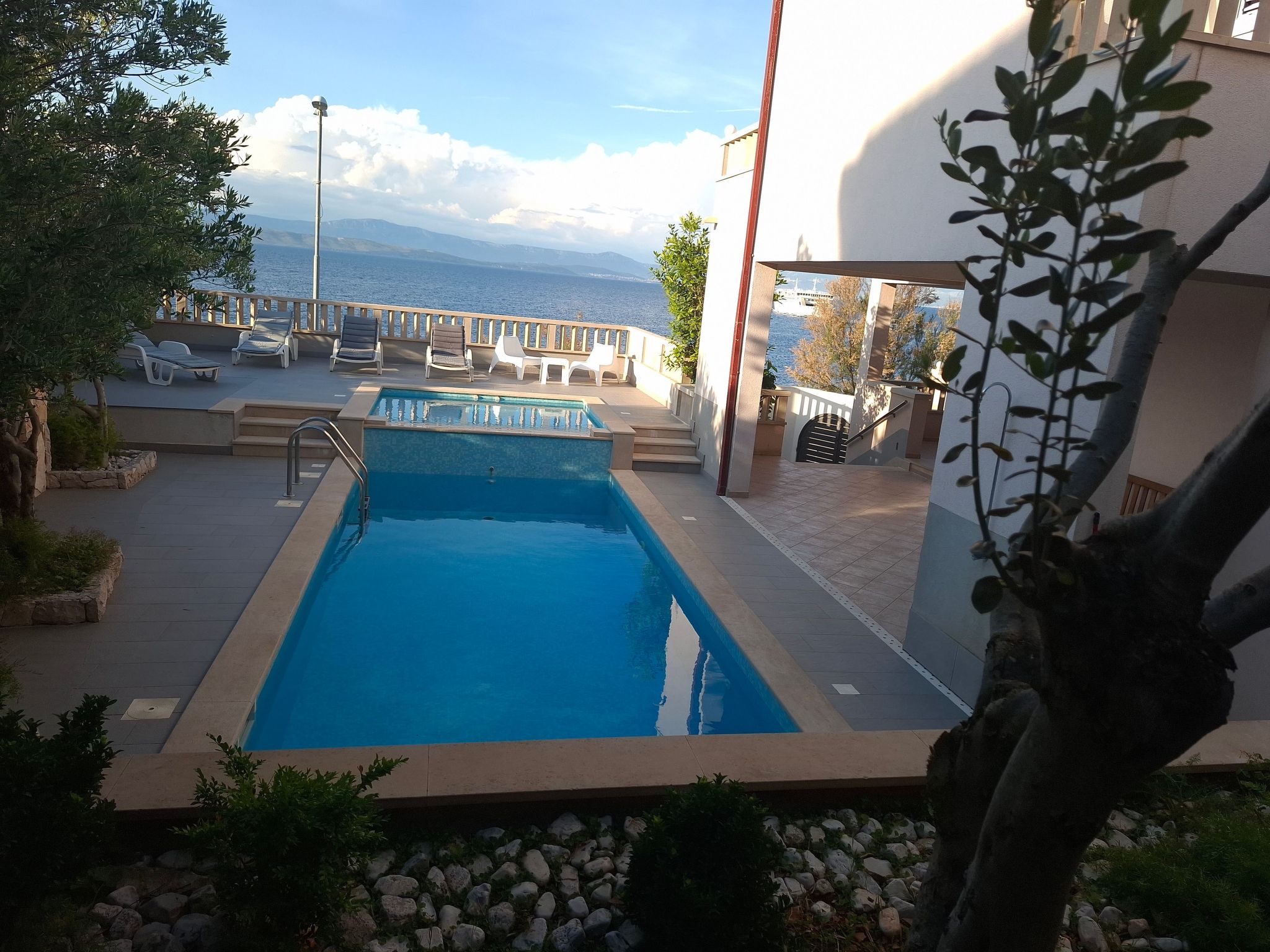 Mit beheiztem Außenpool-Dedans