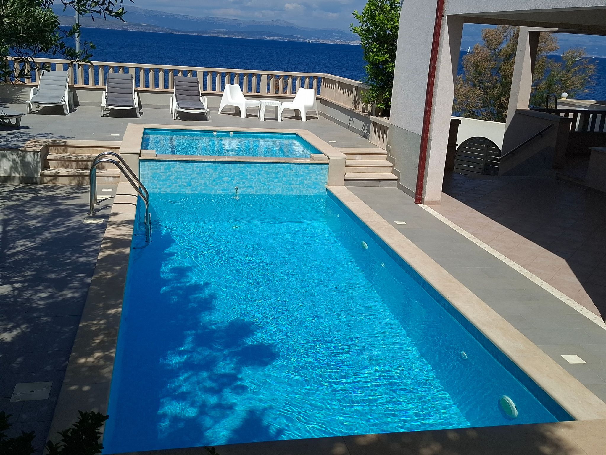 Mit beheiztem Außenpool-Dedans