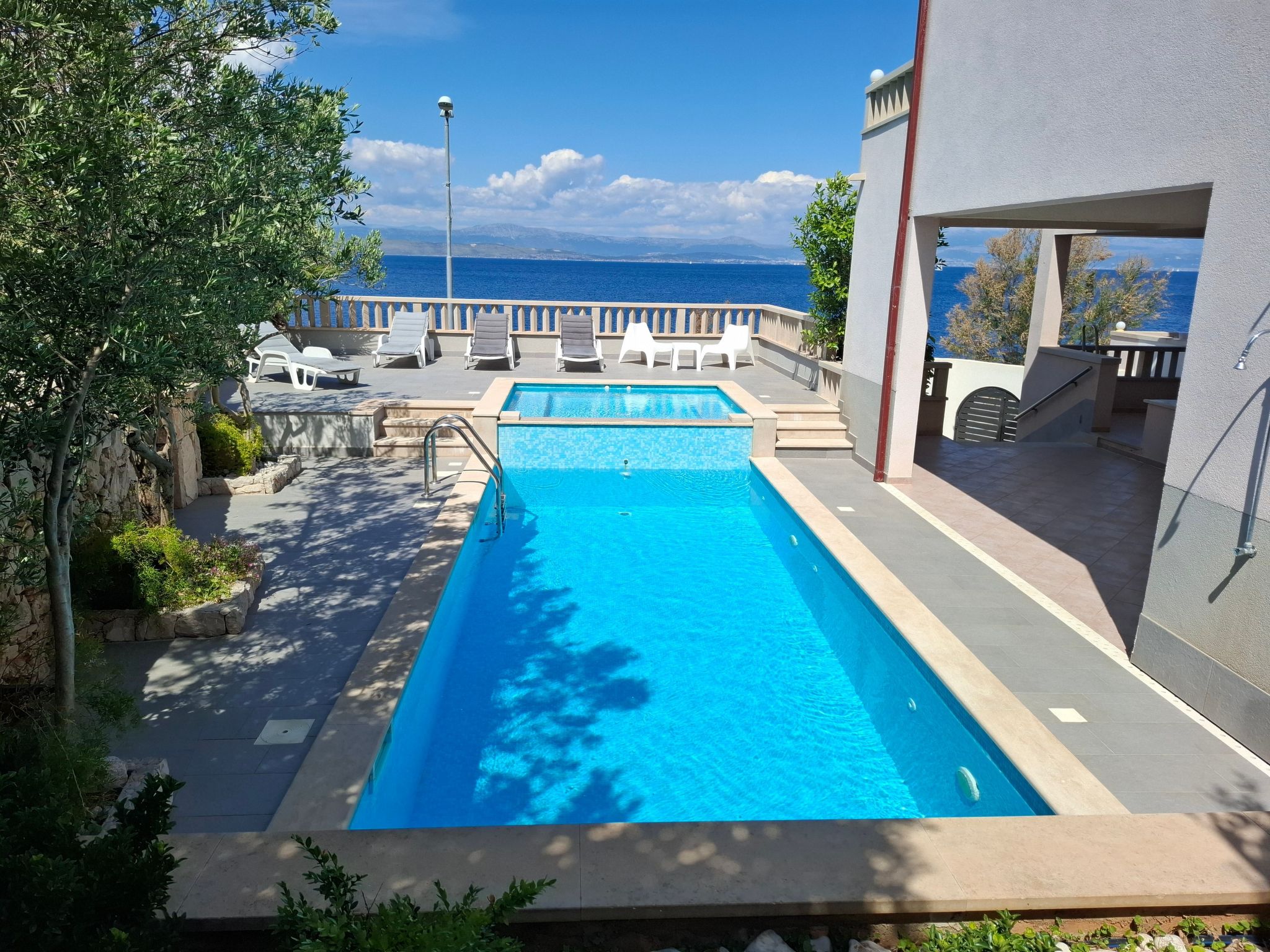 Mit beheiztem Außenpool-Dedans