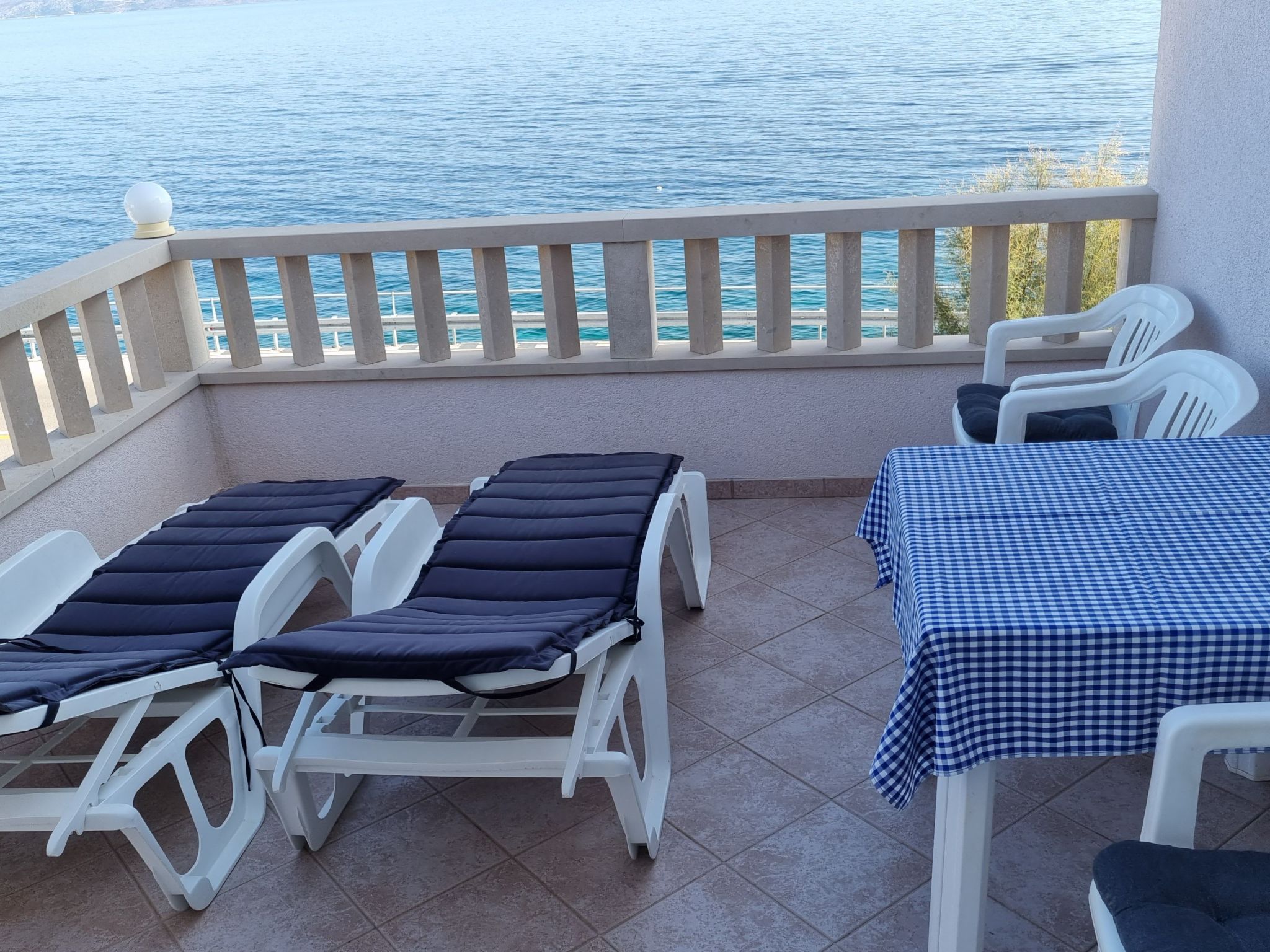 Mit beheiztem Außenpool-Dedans