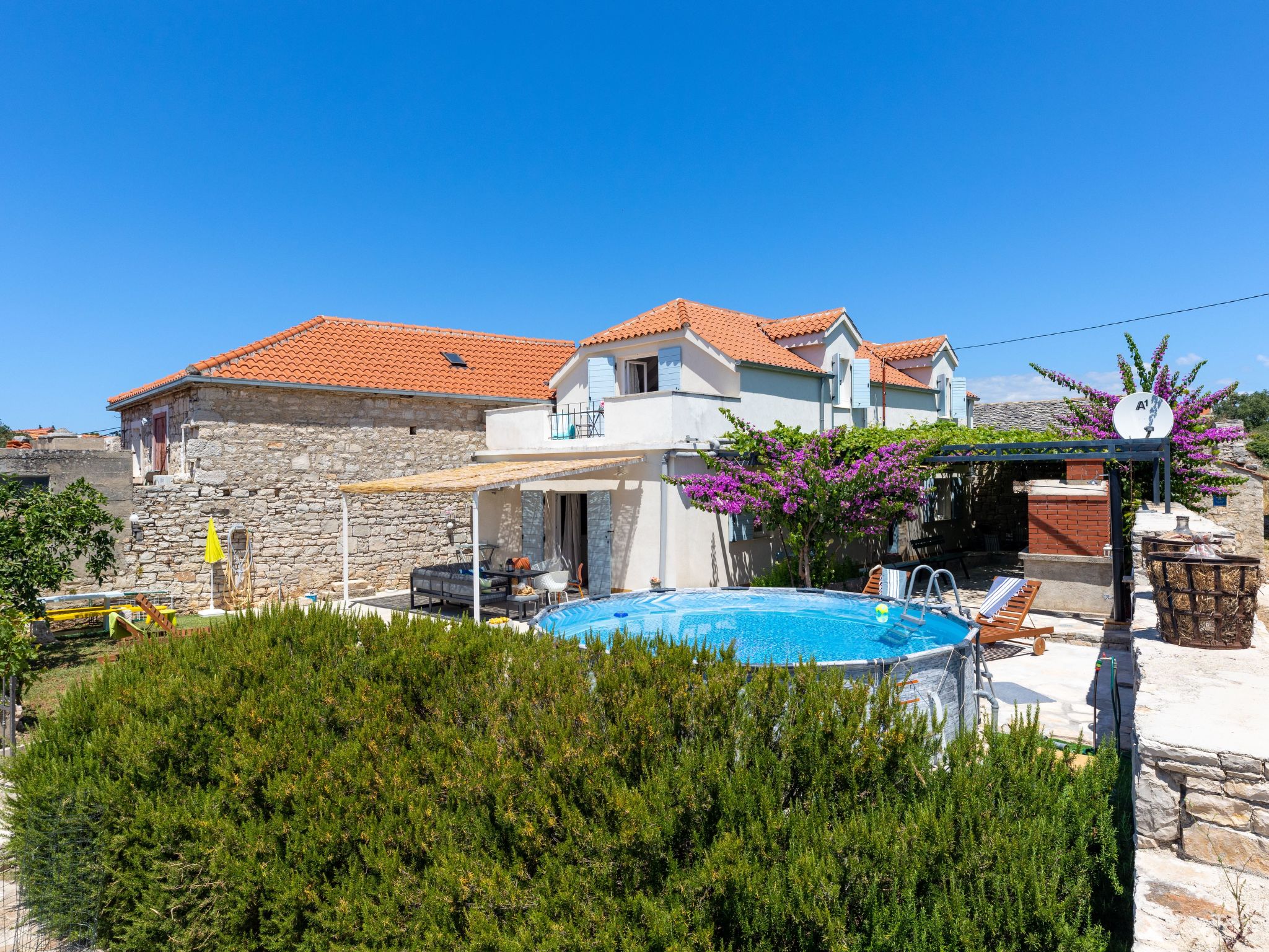 Ruhige Villa mit weitläufigem Garten, ideal für Familien mit Kindern