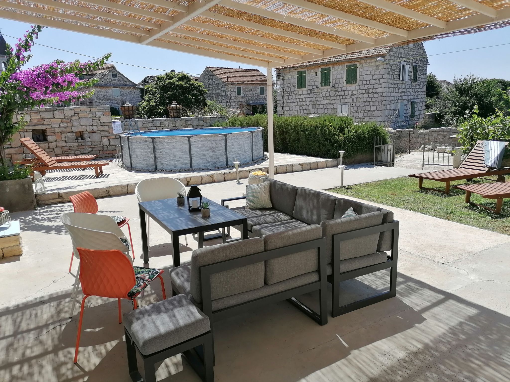 Ruhige Villa mit weitläufigem Garten, ideal für Familien mit Kindern