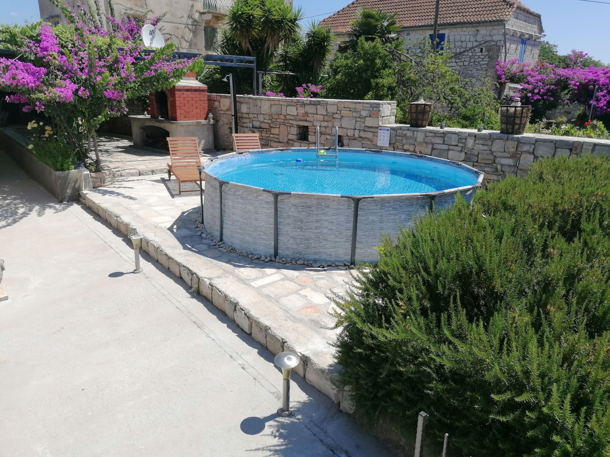 Ruhige Villa mit weitläufigem Garten, ideal für Familien mit Kindern