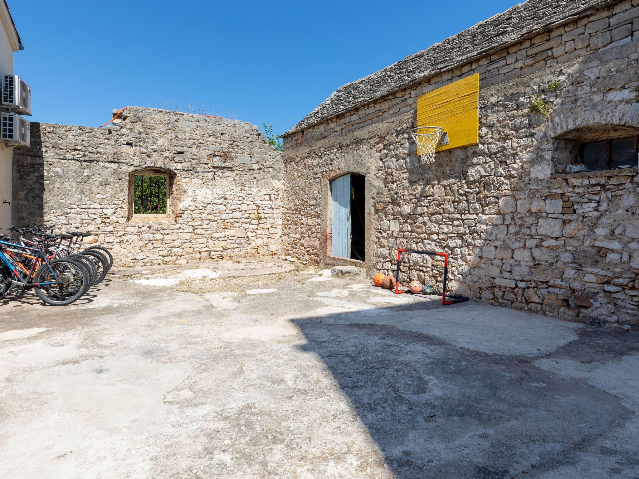 Ruhige Villa mit weitläufigem Garten, ideal für Familien mit Kindern-Image-tags.info