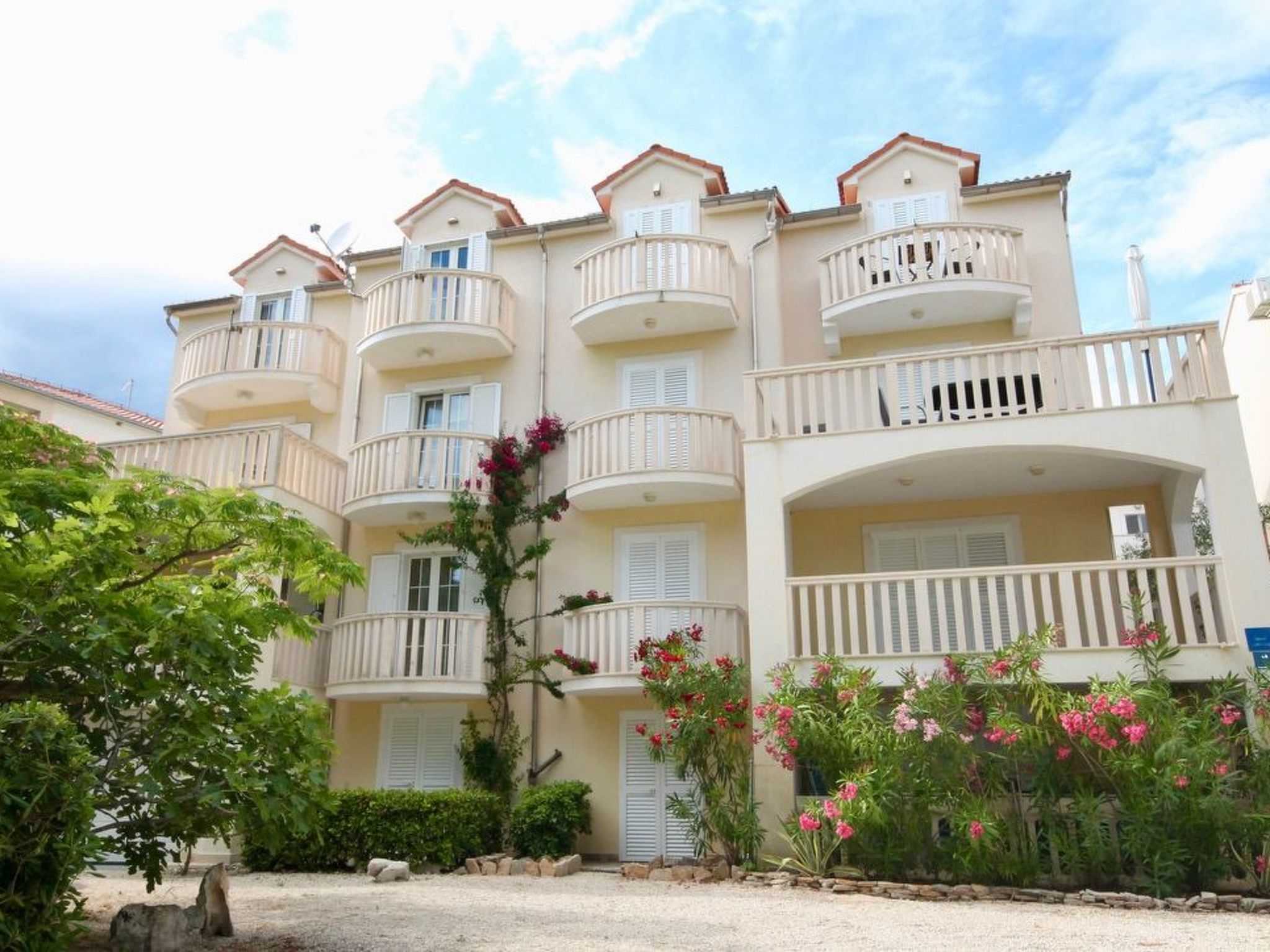 Discover the perfect holiday home for couples in Bol, Dalmatia - a cosy holiday flat that promises peace and relaxation. Situated in the immediate vicinity of the sea and in a peaceful setting on the ..