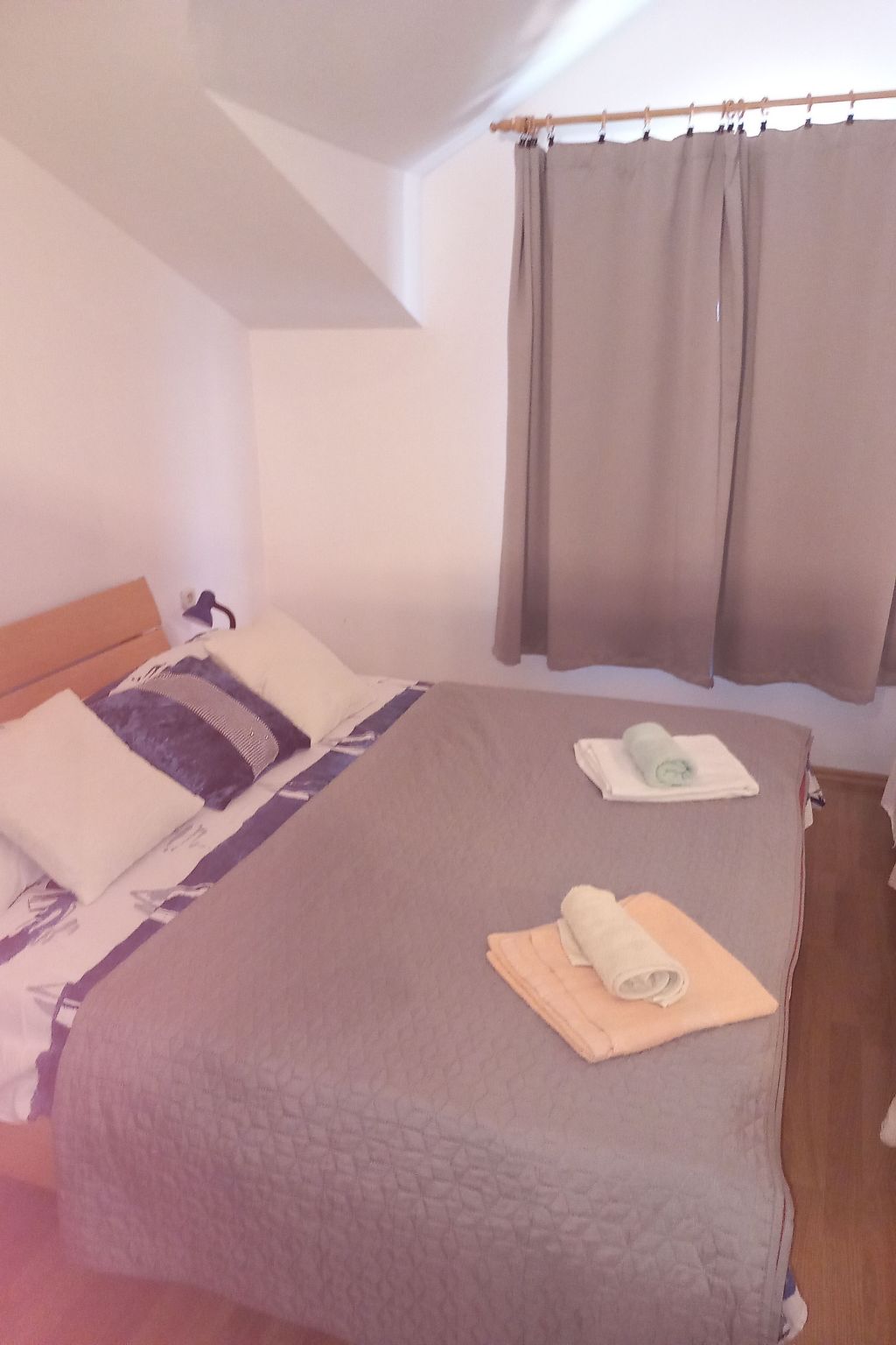 "Apartment Mate 4"-Dedans