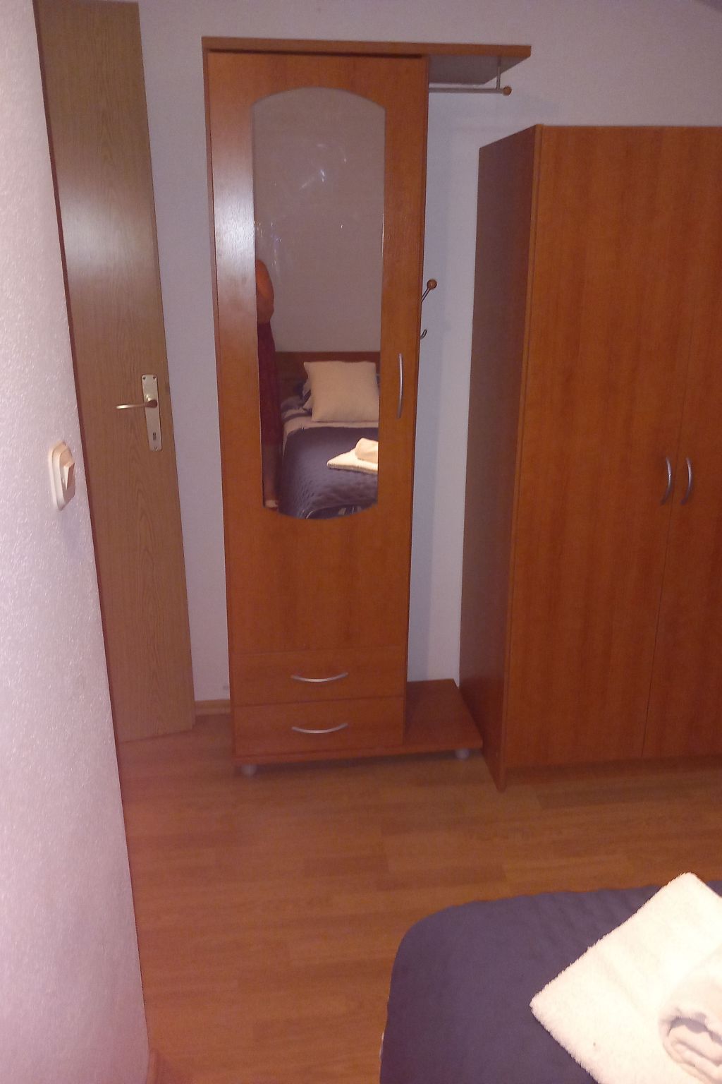 "Apartment Mate 4"-Dedans