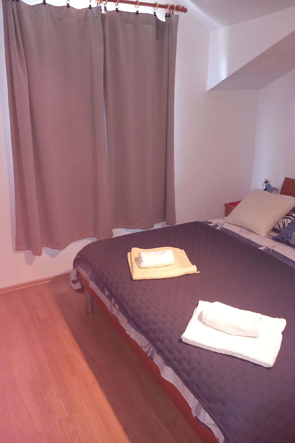 "Apartment Mate 4"-Drinnen