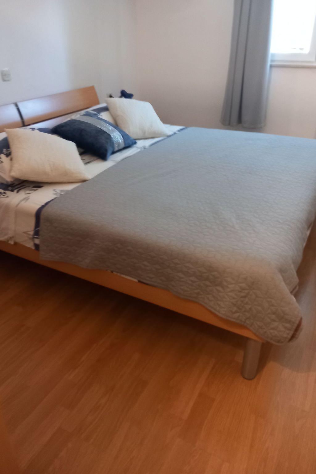 "Apartment Mate 4"-Drinnen