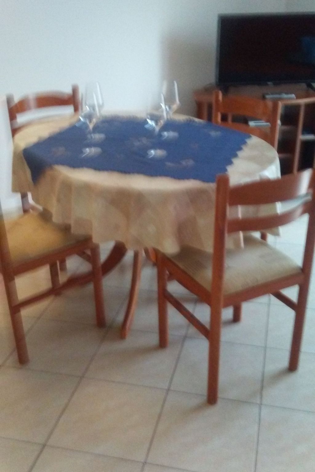 "Apartment Mate 4"-Drinnen