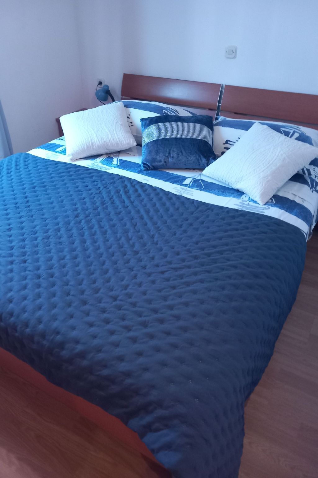 "Apartment Mate 4"-Drinnen