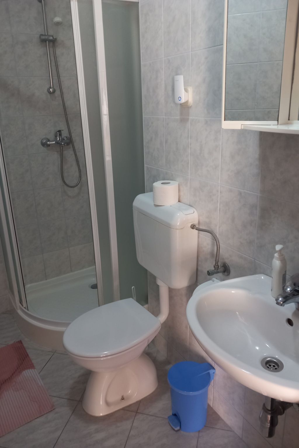 "Apartment Mate 3"-Dedans