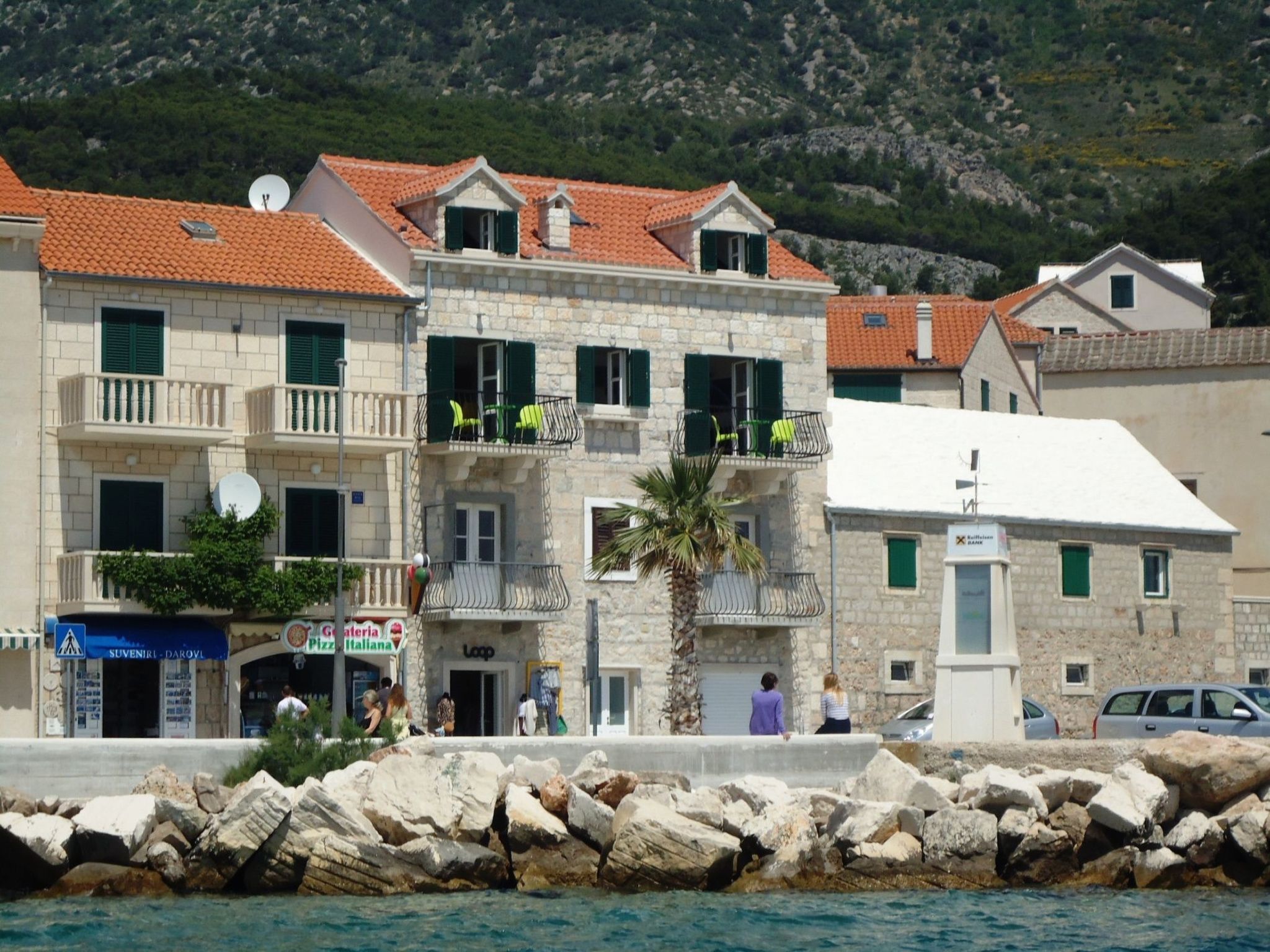 In Bol mit privatem Parkplatz-Draußen