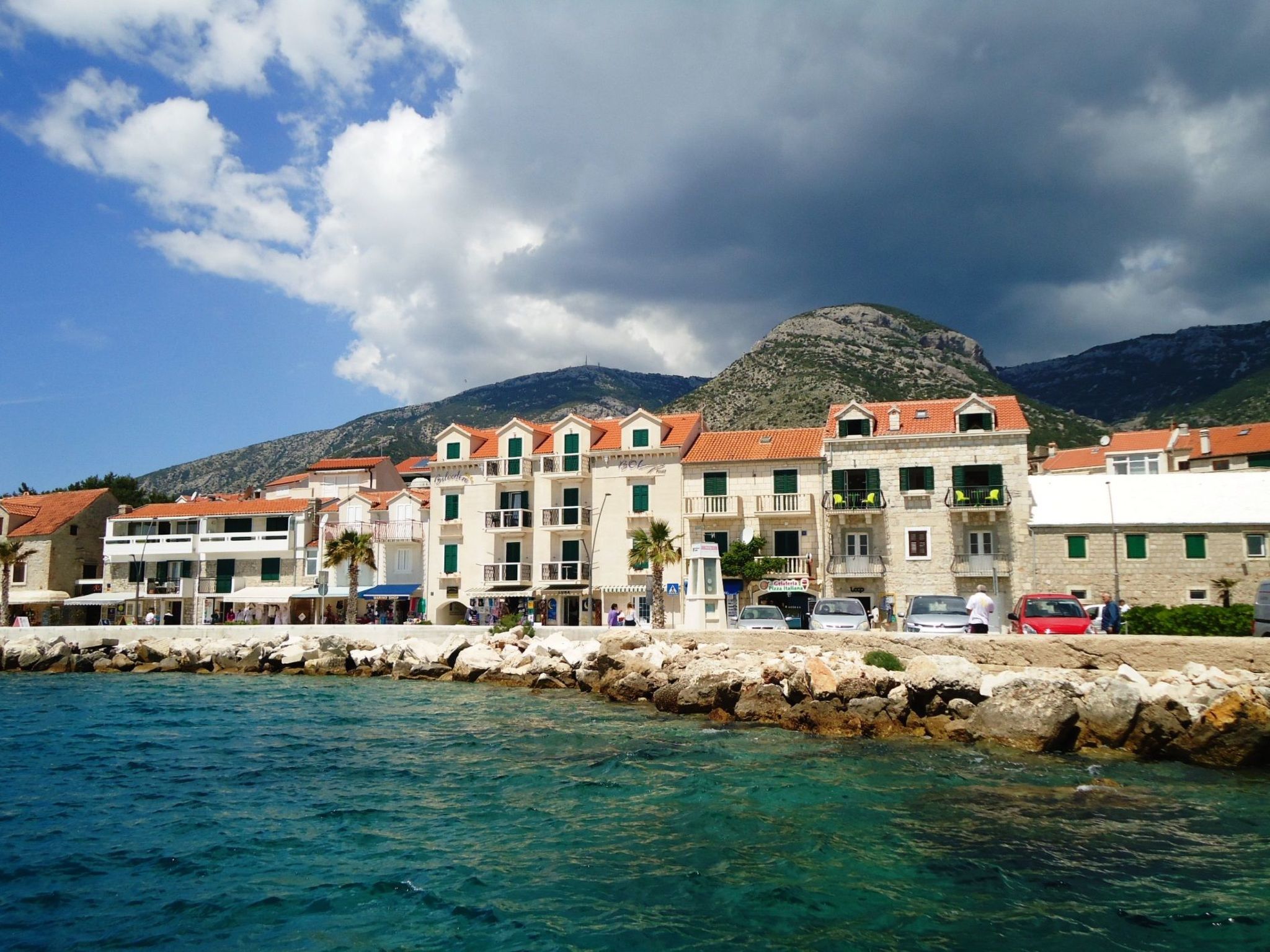 In Bol mit privatem Parkplatz-Draußen