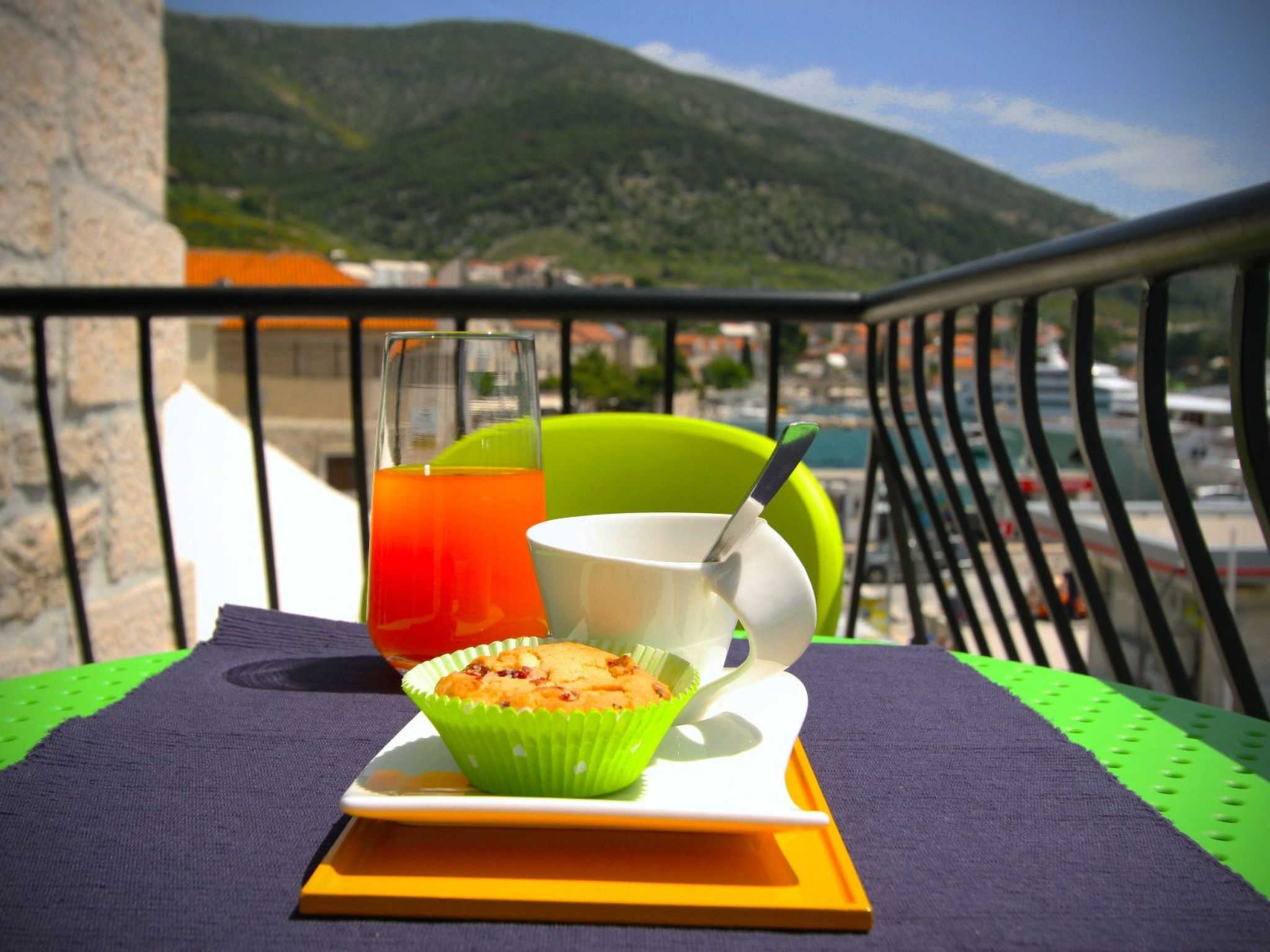 In Bol mit privatem Parkplatz-Draußen