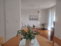 Vakantiehuis met balkon en zeezicht in Bol, Brač – 200m van het strand - thumbnail 1