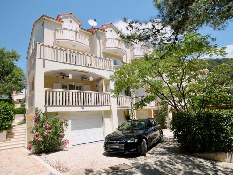 Appartement in Bol: op 800m van centrum en direct aan zee in Brač/Bol