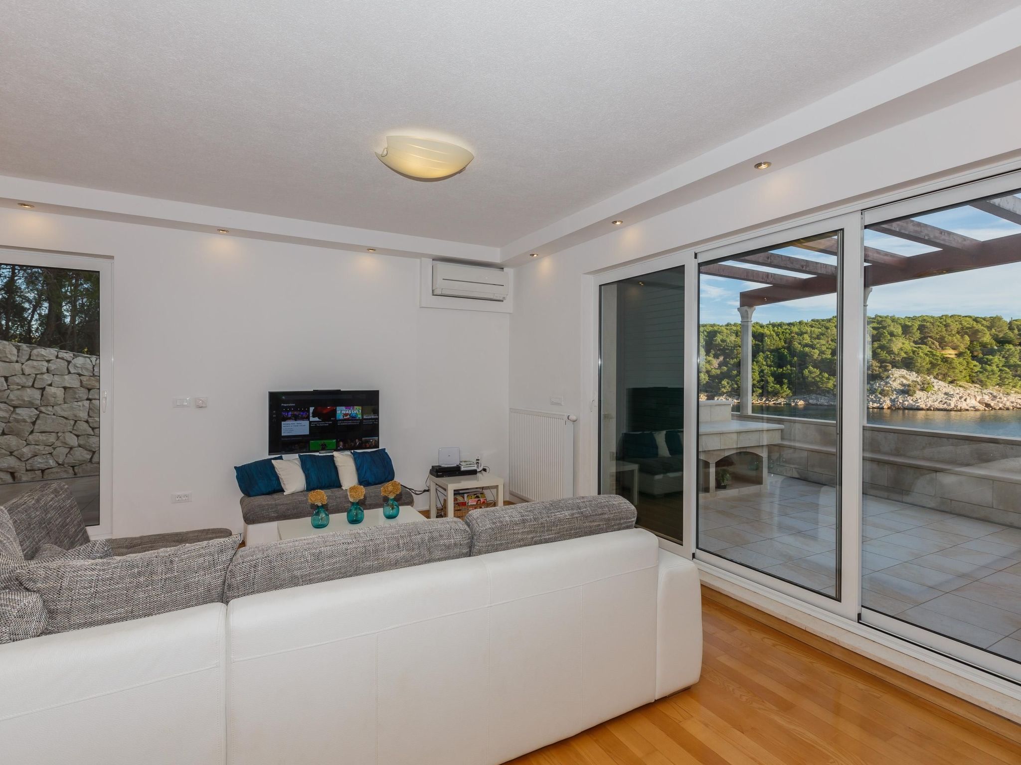 Ferienvilla "Osibova" mit Blick auf das Wasser-Drinnen