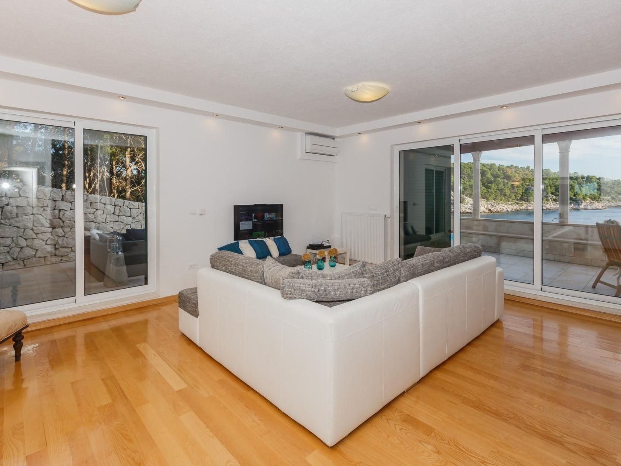 Ferienvilla "Osibova" mit Blick auf das Wasser-Drinnen