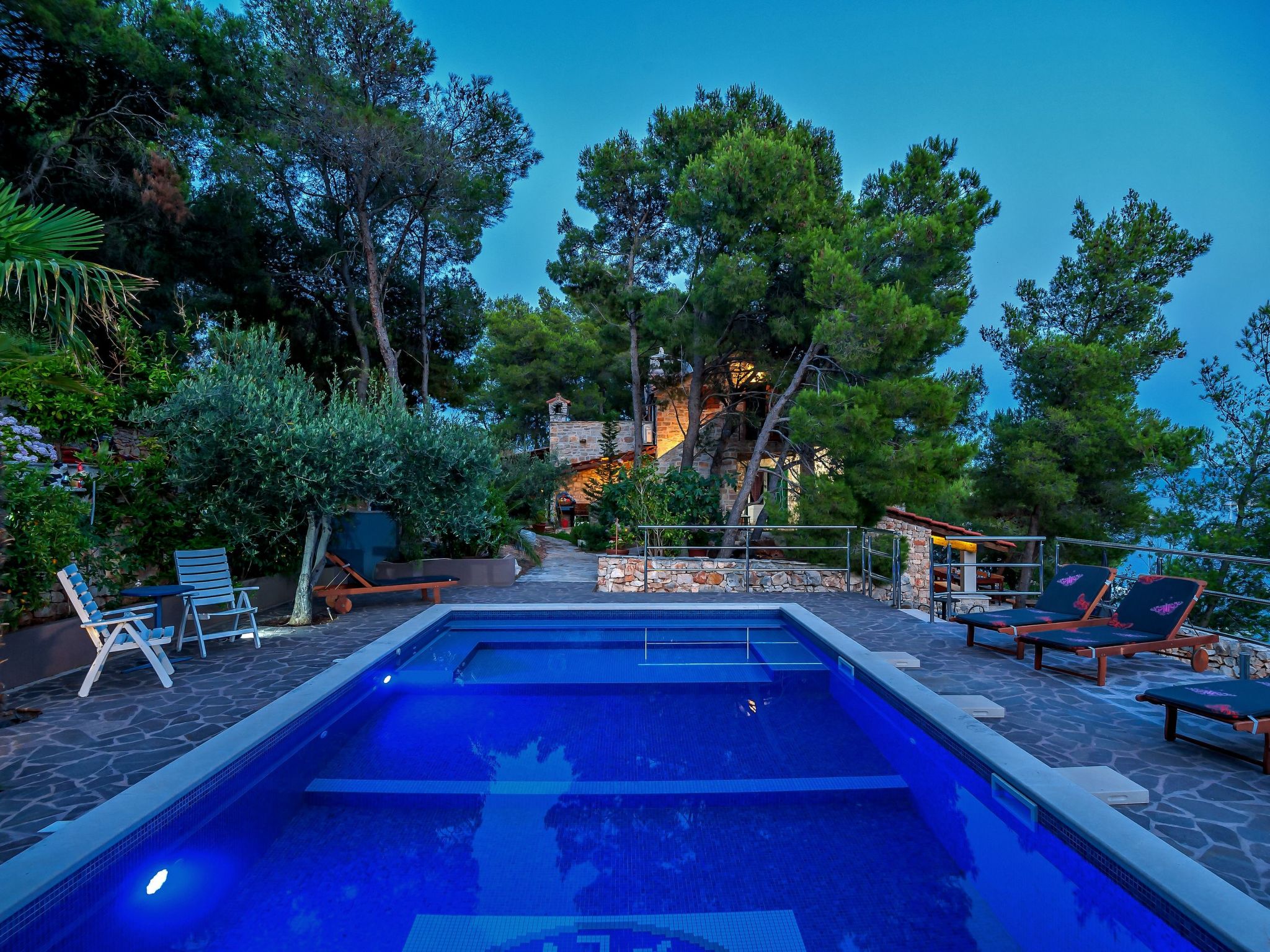 Hidden Heaven Private Resort - Beheizter Pool-Dedans