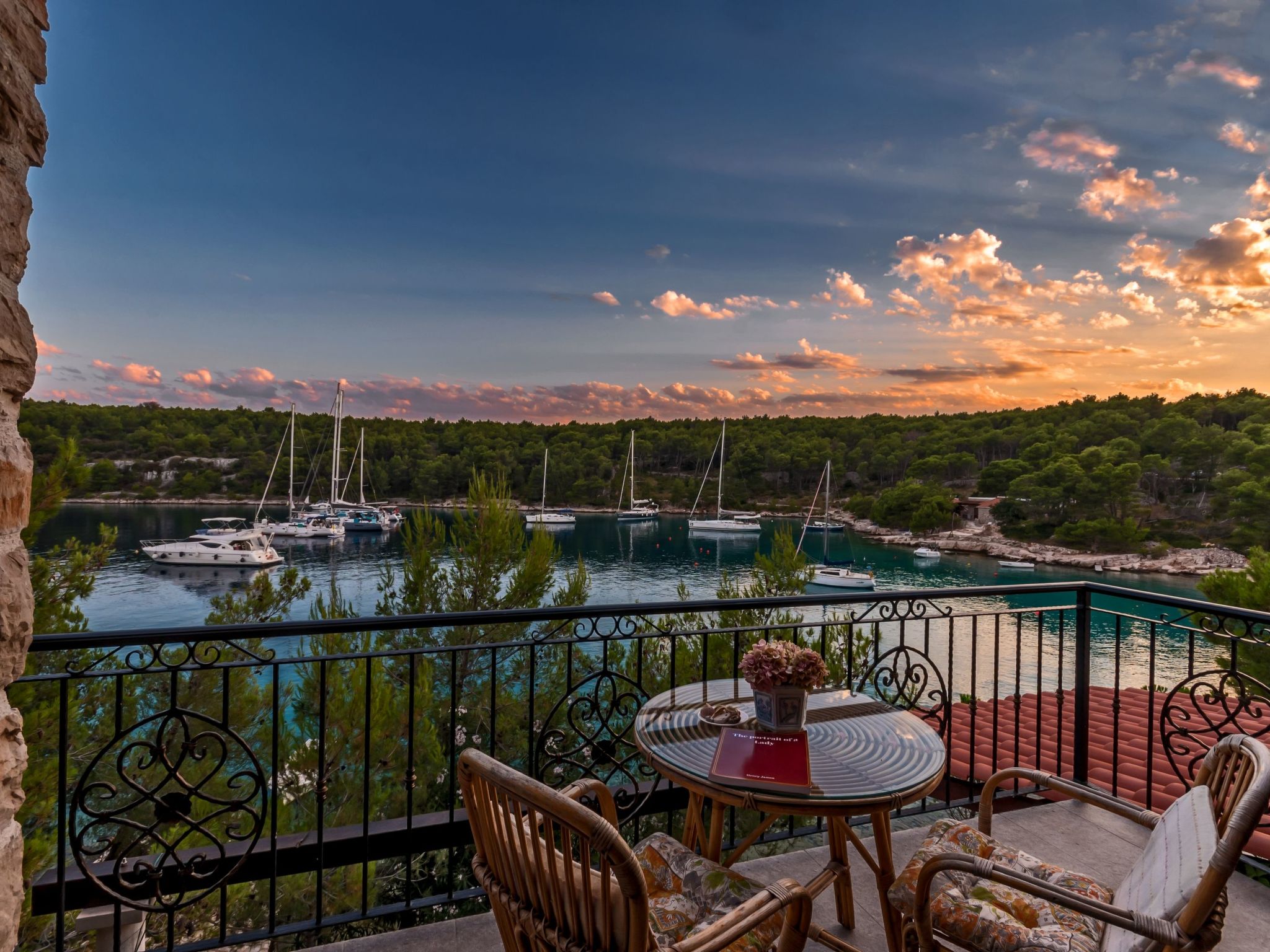 Hidden Heaven Private Resort - Beheizter Pool-Dedans