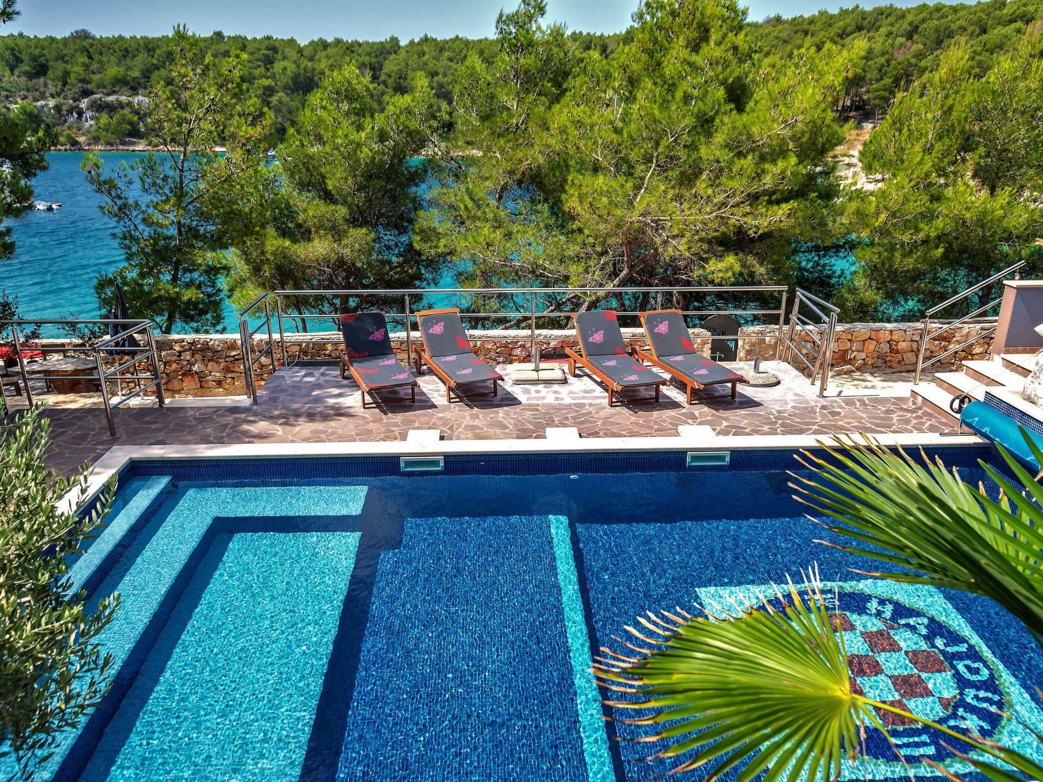 Hidden Heaven Private Resort - Beheizter Pool-Dedans