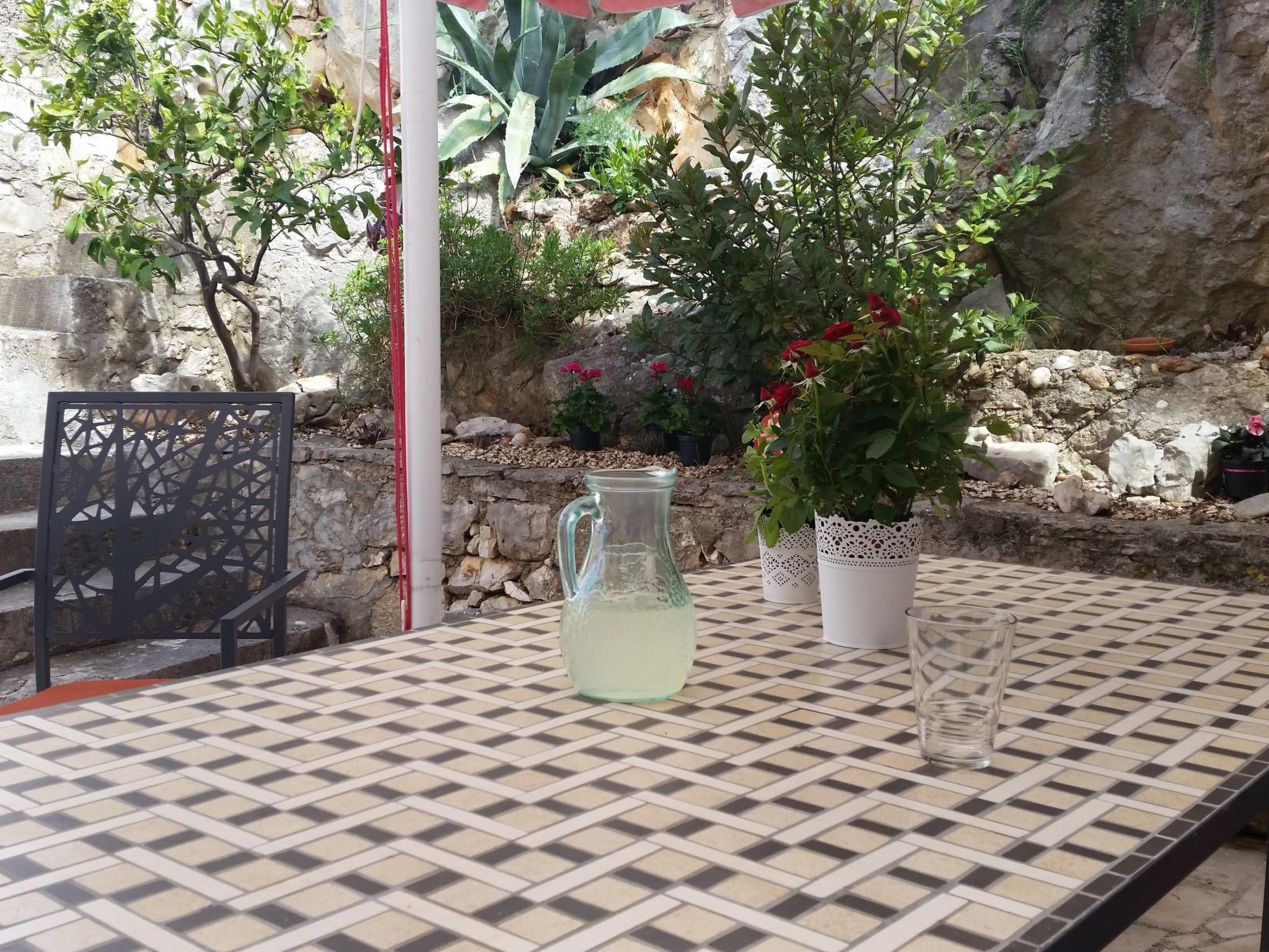 Charmantes Steinhaus mit Pool und Panoramablick-Binnen