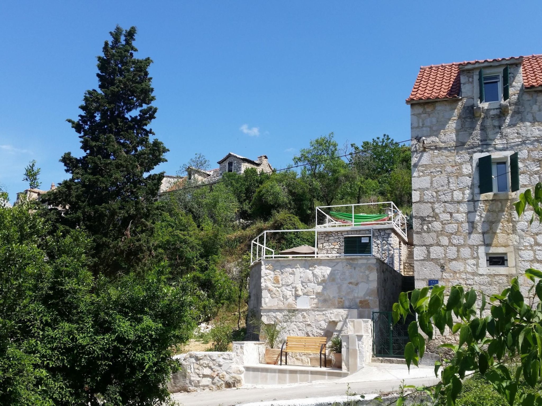 Charmantes Steinhaus mit Pool und Panoramablick-Binnen