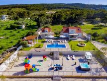 Villa Mis: Luxe vrijstaande villa met privé verwarmd zwembad vlakbij het strand in Supetar - thumbnail 3
