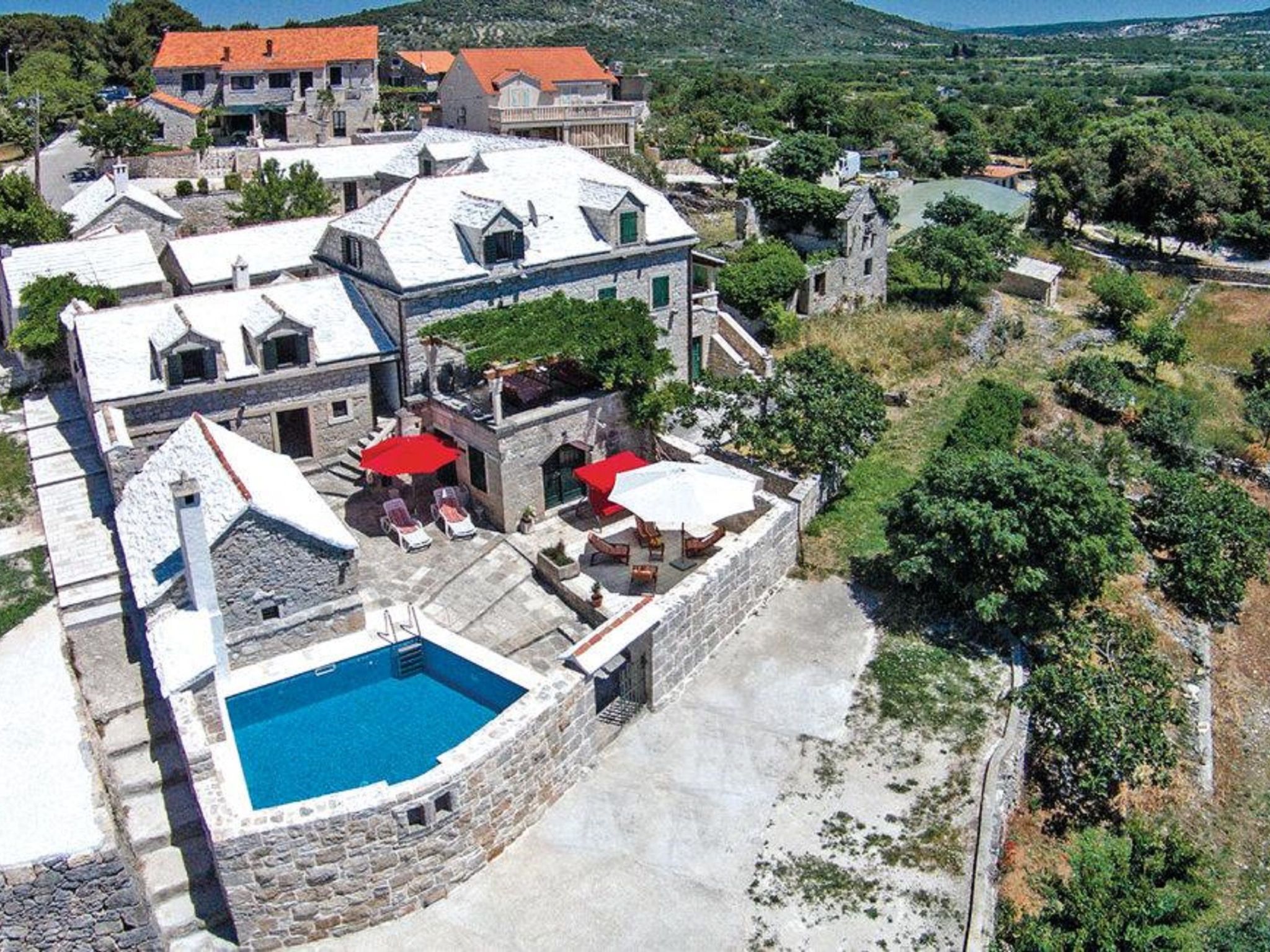 Steinhaus Glicinija mit Pool-Dedans