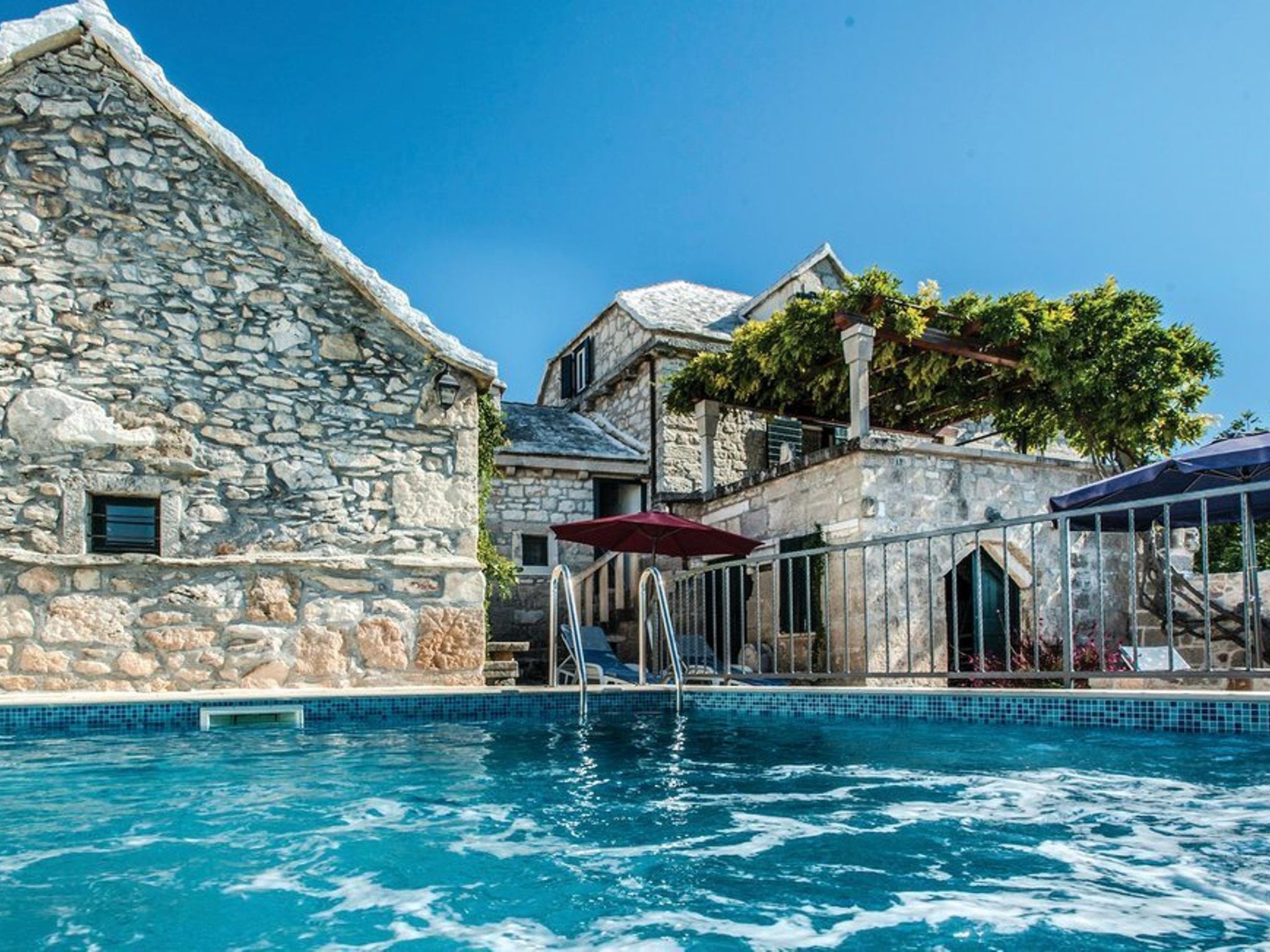 Steinhaus Glicinija mit Pool-Dedans