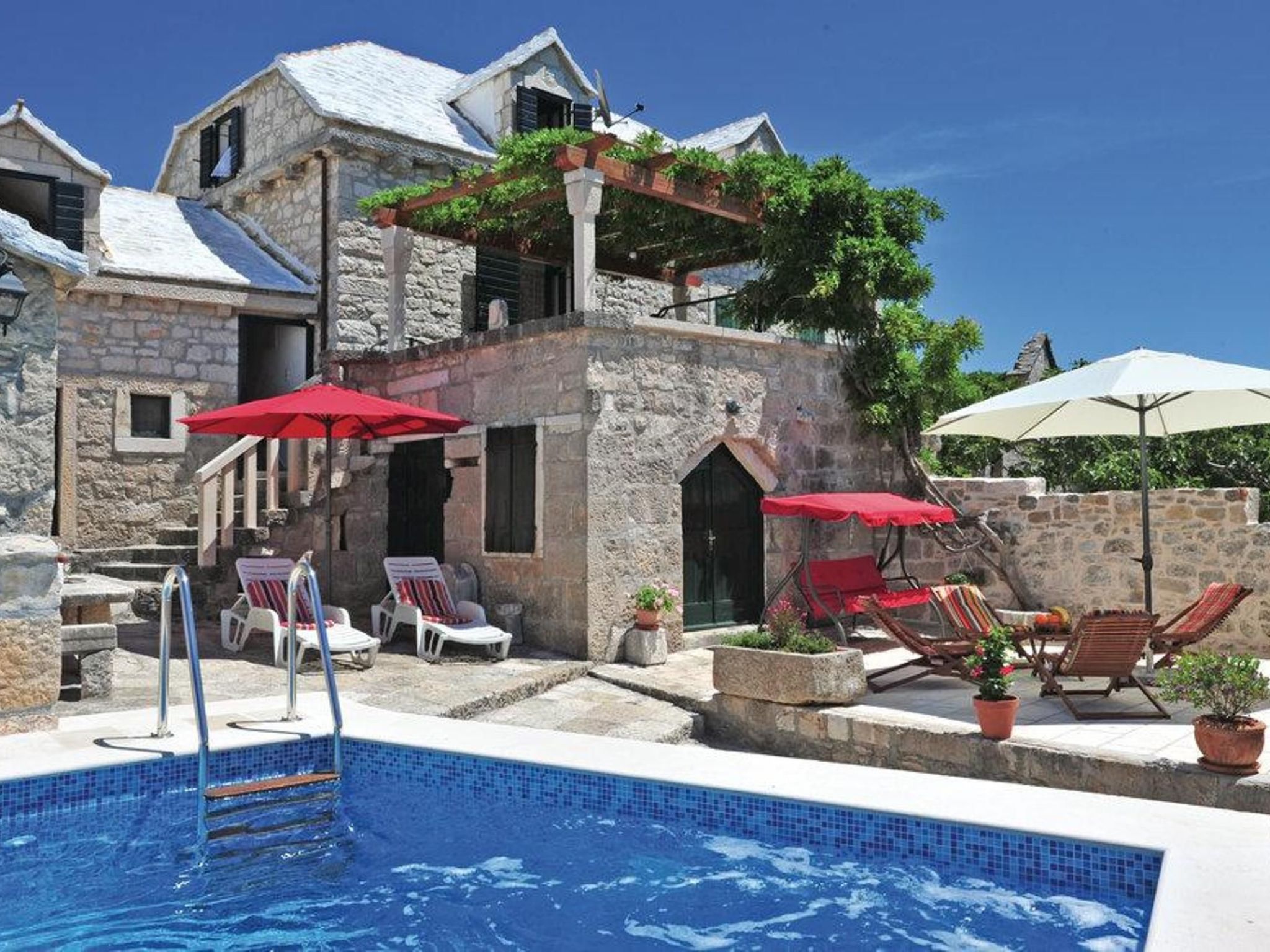 Steinhaus Glicinija mit Pool-Dedans