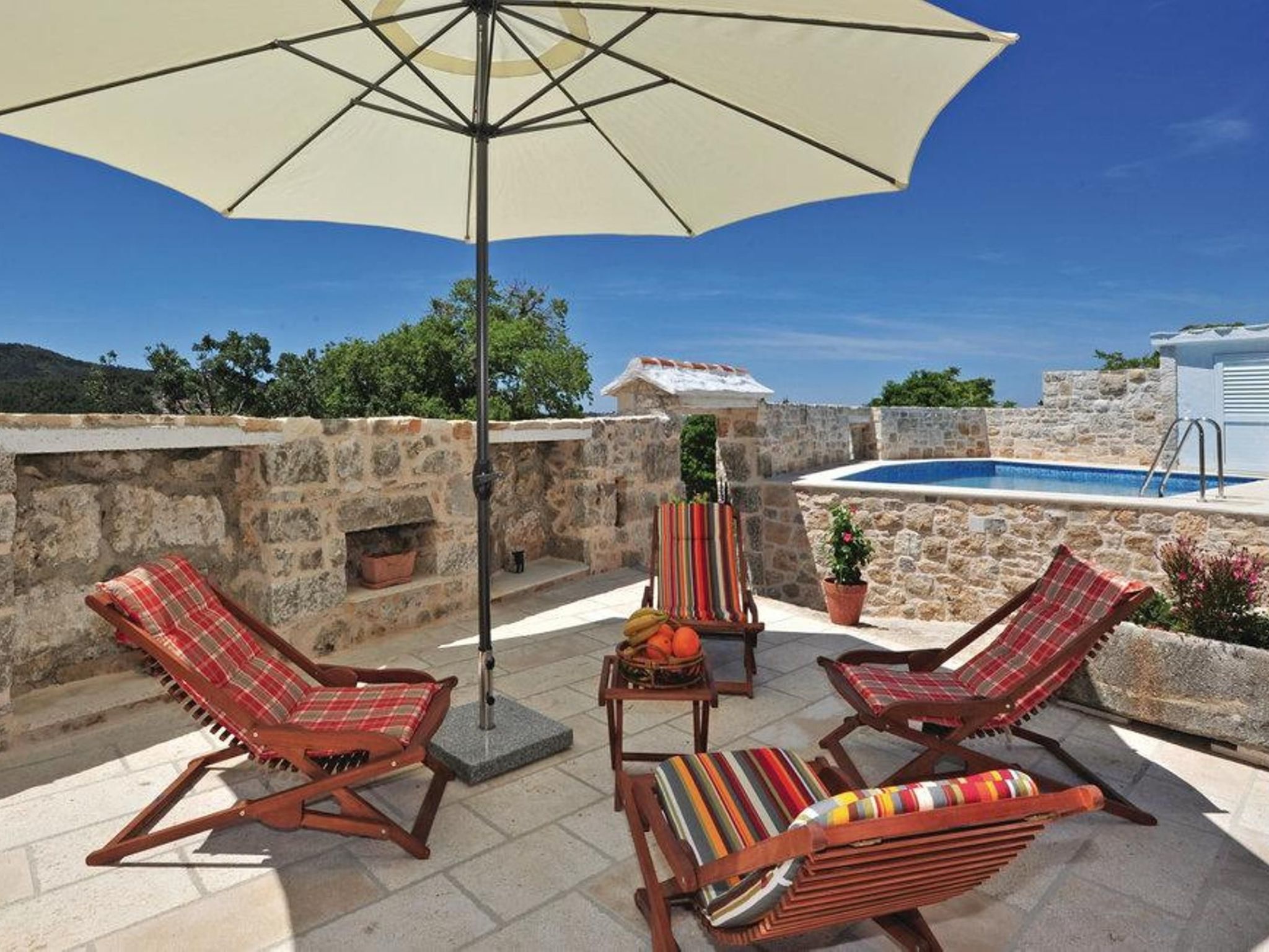 Steinhaus Glicinija mit Pool-Dedans