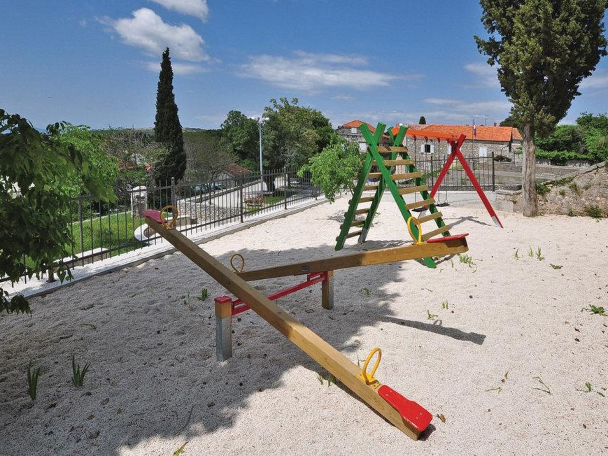 Steinhaus Glicinija mit Pool-Dedans