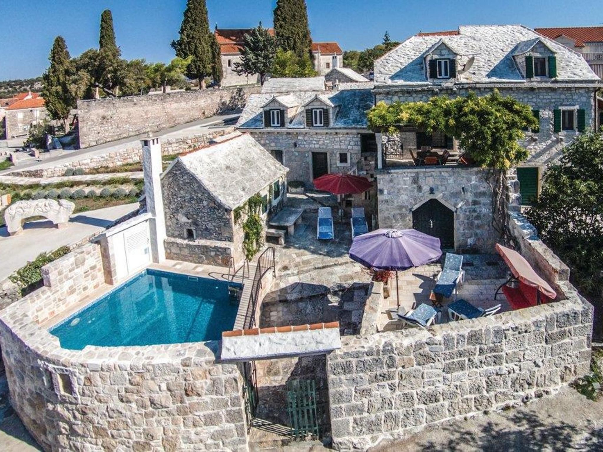 Steinhaus Glicinija mit Pool-Dedans