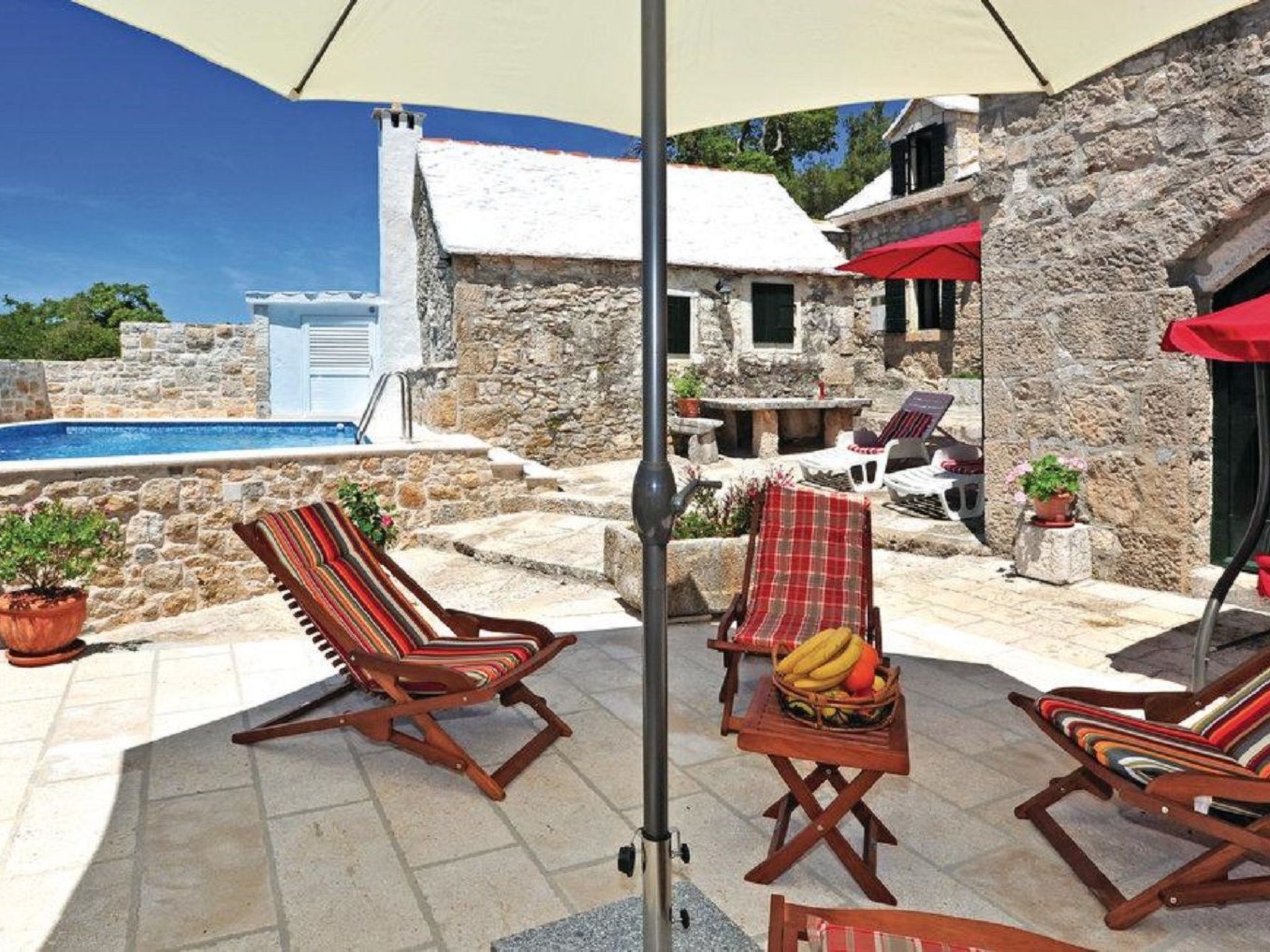 Steinhaus Glicinija mit Pool-Dedans