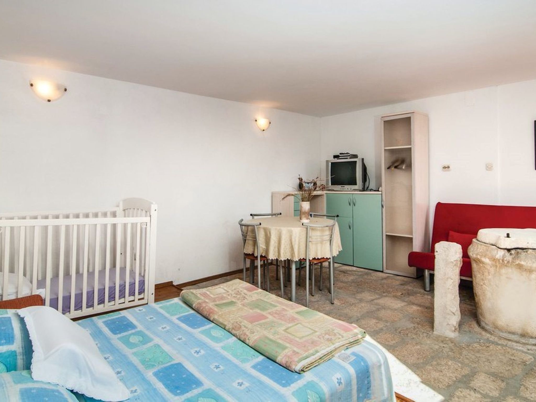 Steinhaus Glicinija mit Pool-Dedans