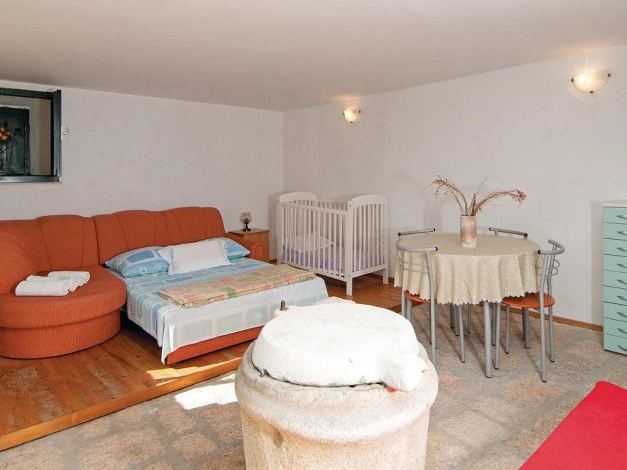 Steinhaus Glicinija mit Pool-Dedans