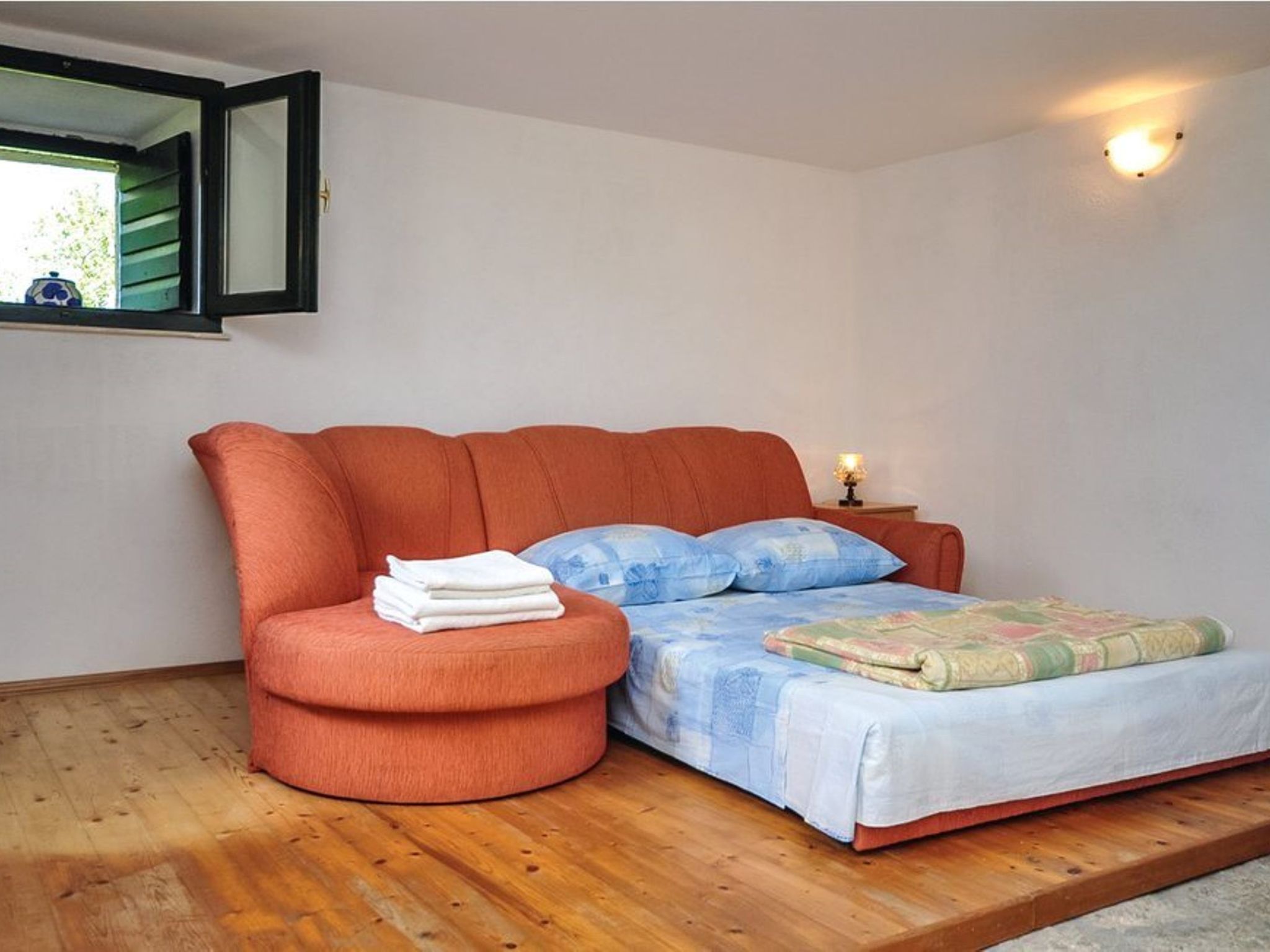 Steinhaus Glicinija mit Pool-Dedans