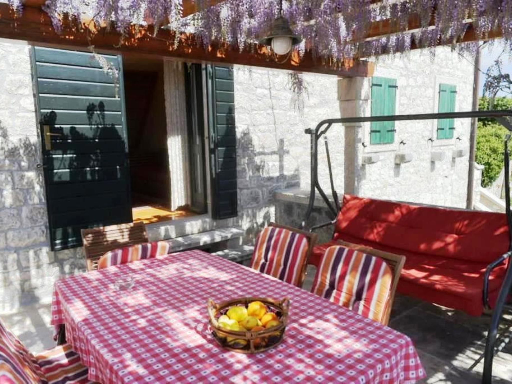 Steinhaus Glicinija mit Pool-Dedans