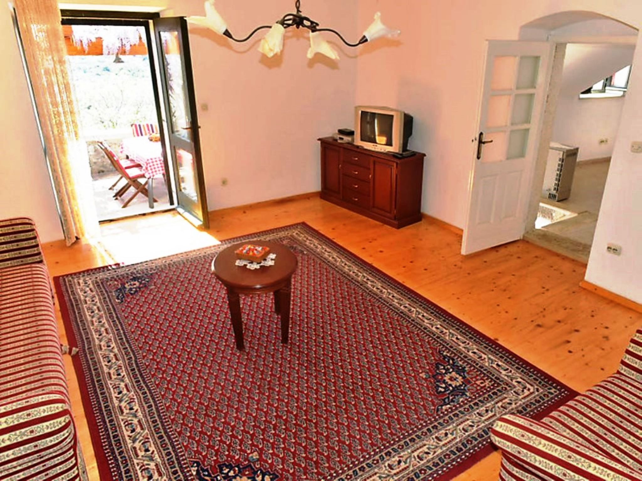 Steinhaus Glicinija mit Pool-Dedans