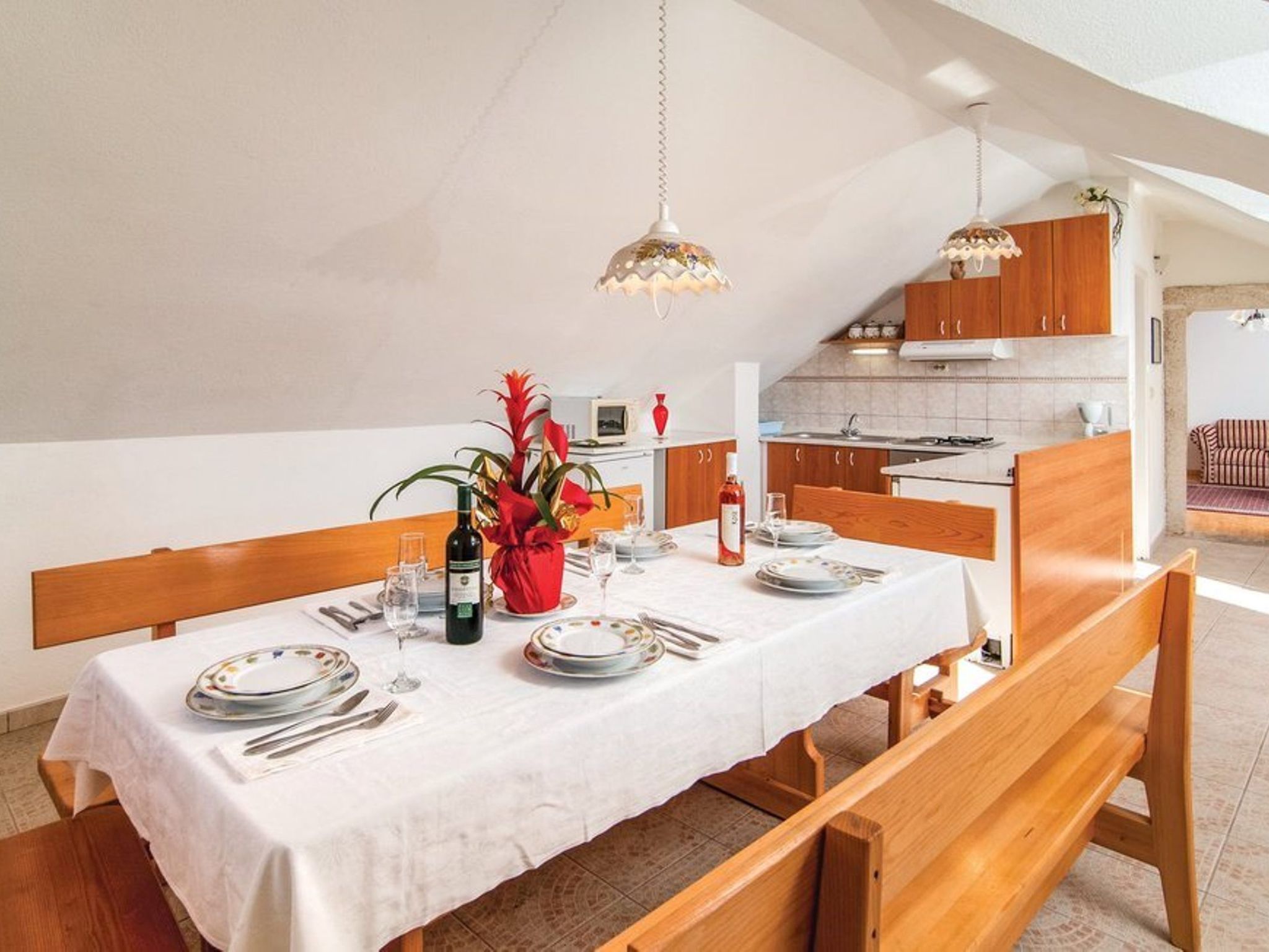 Steinhaus Glicinija mit Pool-Dedans