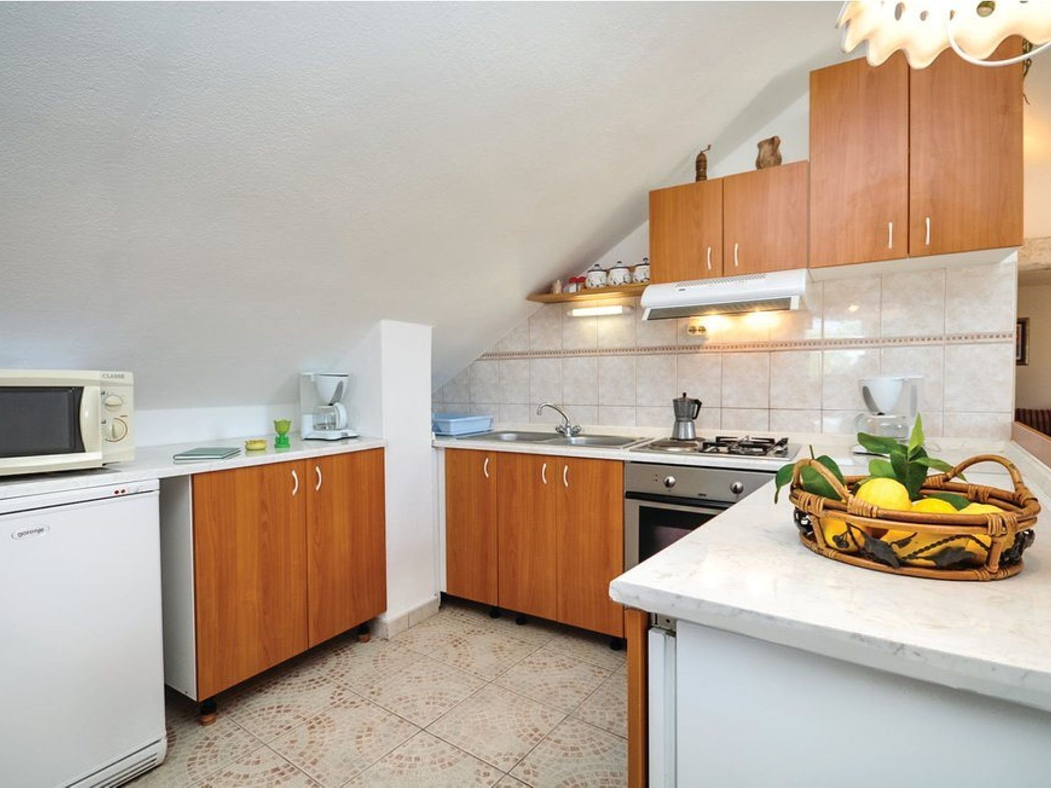 Steinhaus Glicinija mit Pool-Dedans