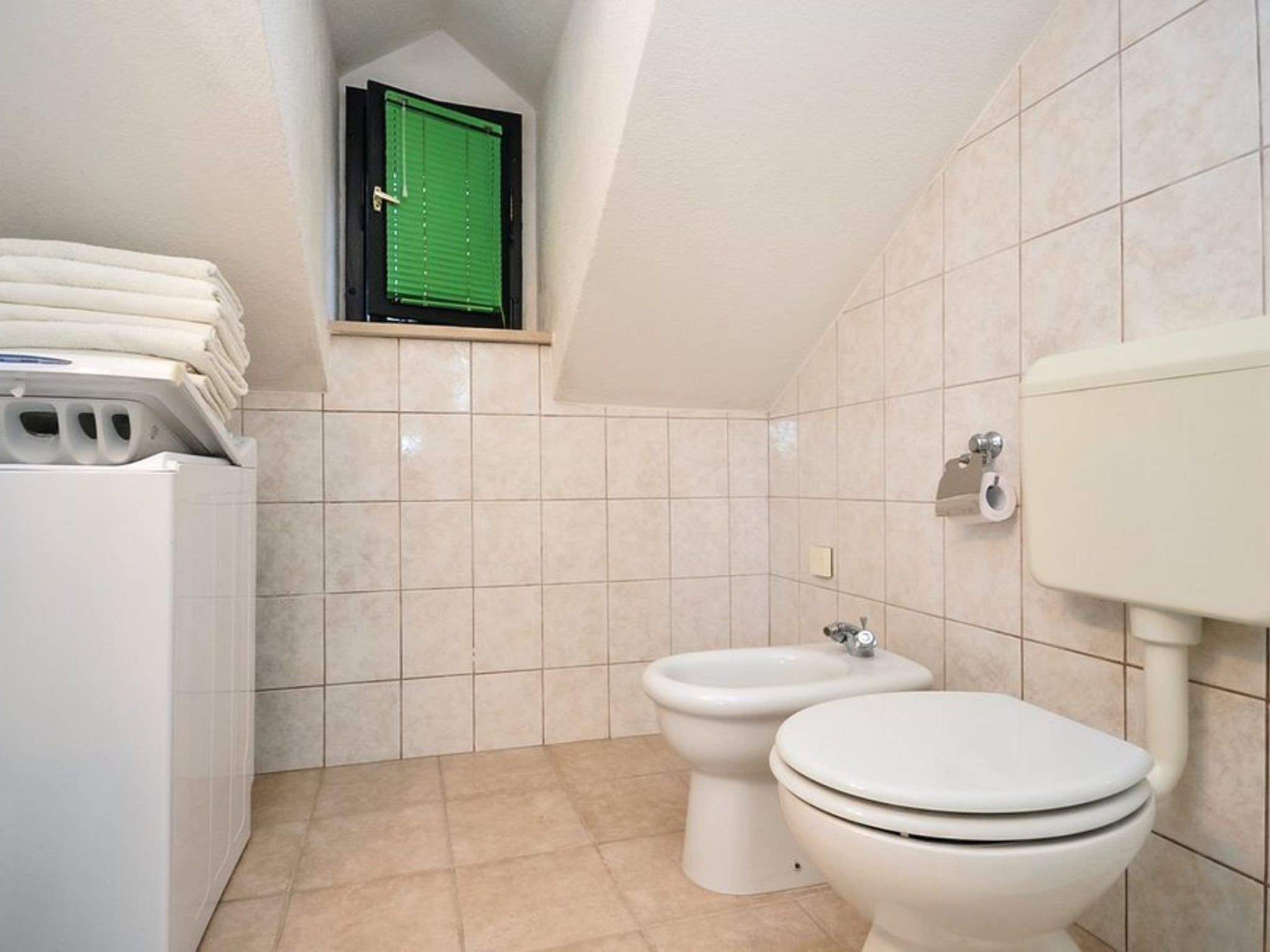 Steinhaus Glicinija mit Pool-Dedans