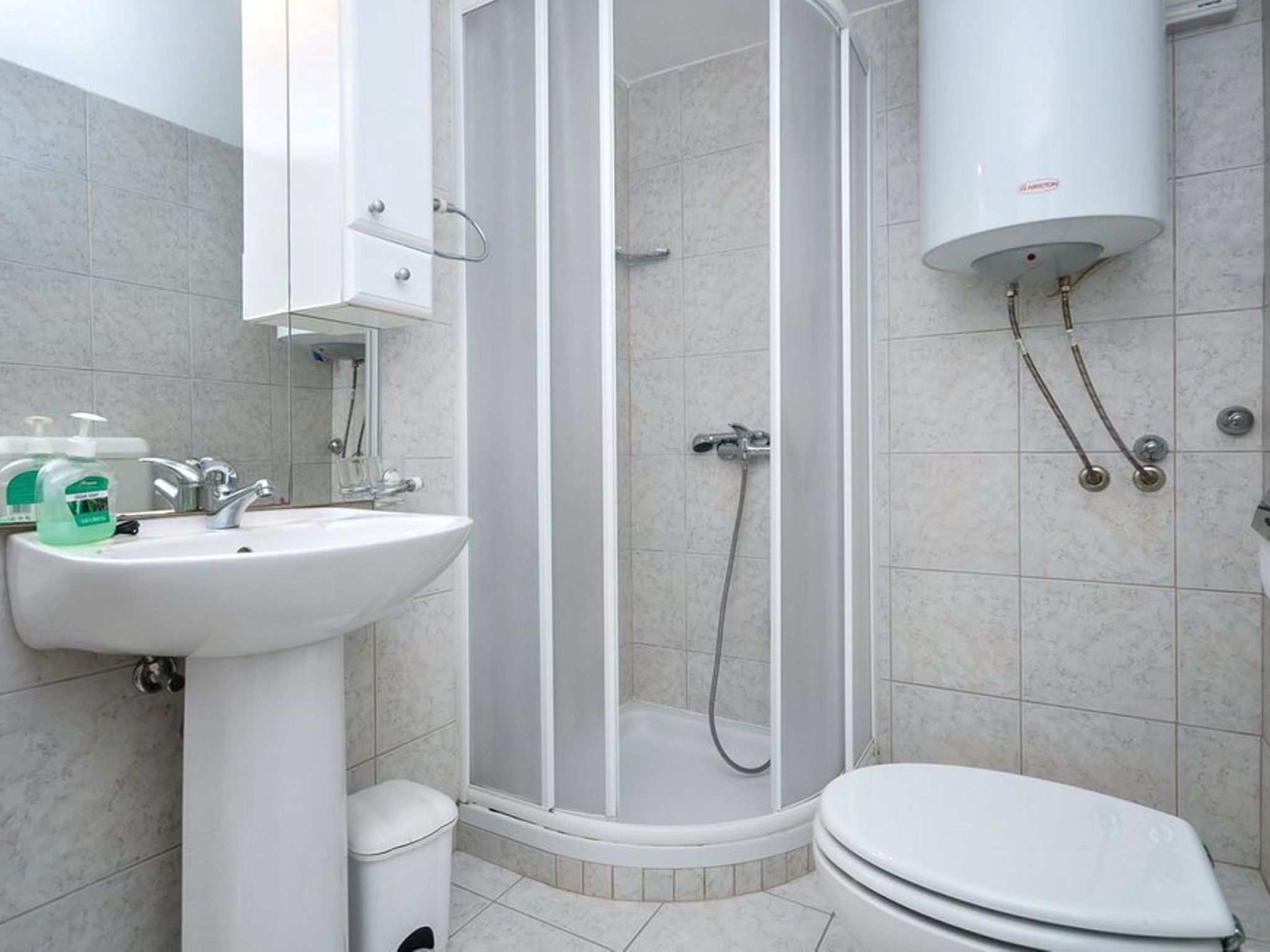 Steinhaus Glicinija mit Pool-Dedans