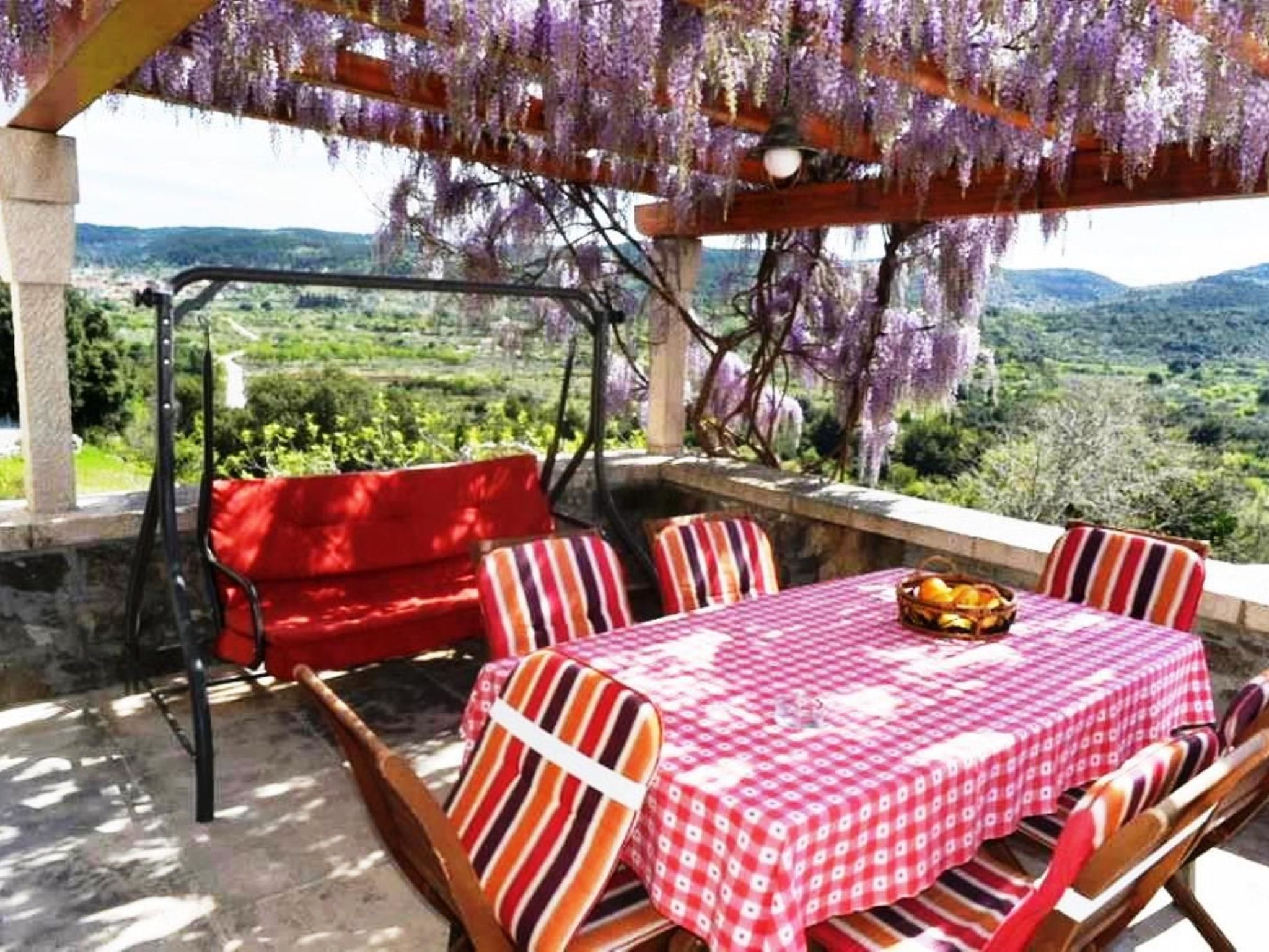 Steinhaus Glicinija mit Pool-Dedans