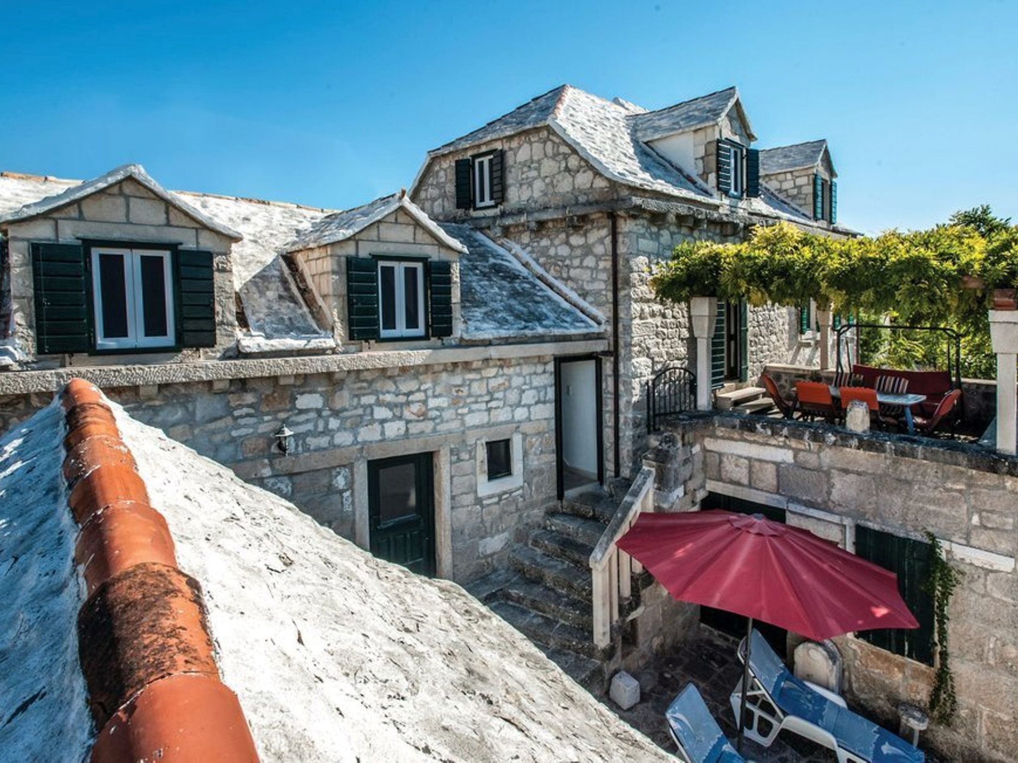 Steinhaus Glicinija mit Pool-Dedans