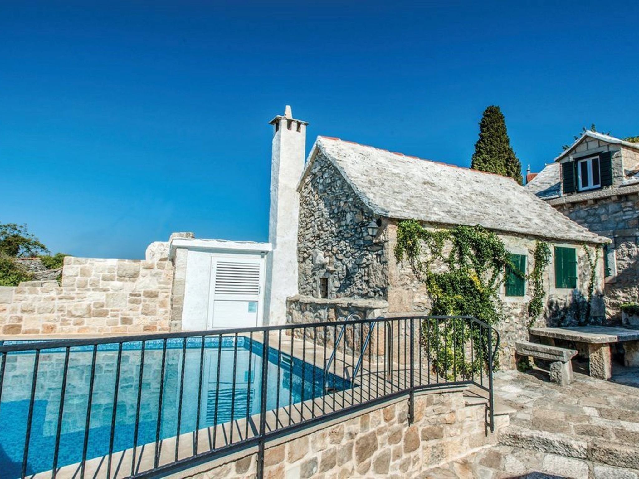 Steinhaus Glicinija mit Pool-Dedans