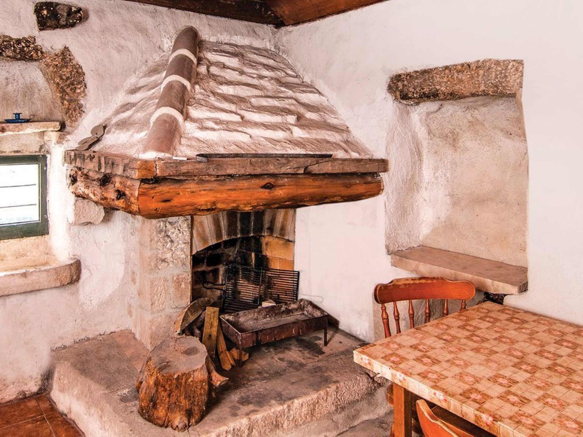 Steinhaus Glicinija mit Pool-Dedans